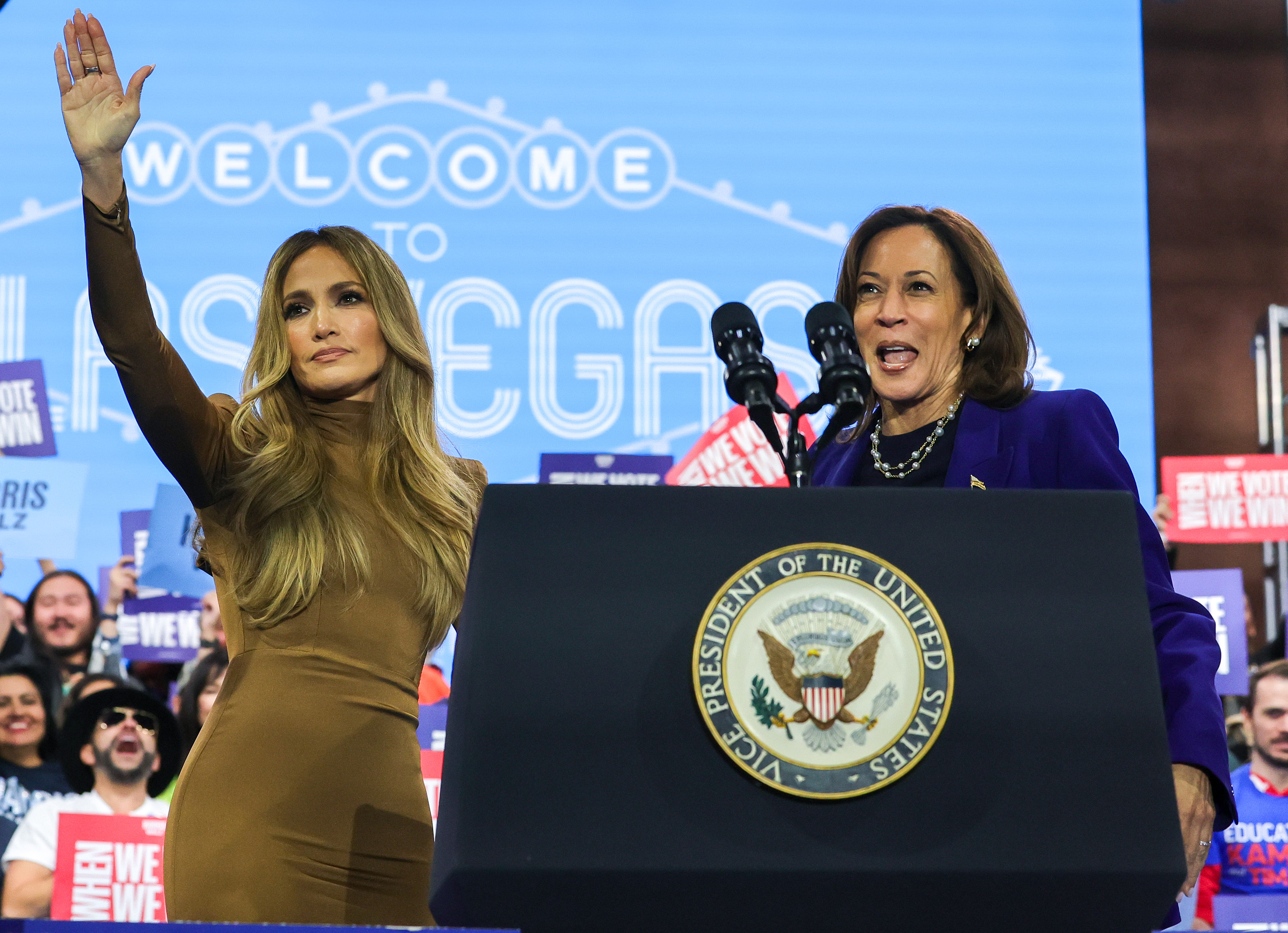 Jennifer Lopez et la vice-présidente Kamala Harris lors du rassemblement de la campagne "Quand nous votons, nous gagnons" à North Las Vegas, Nevada, le 31 octobre 2024 | Source : Getty Images