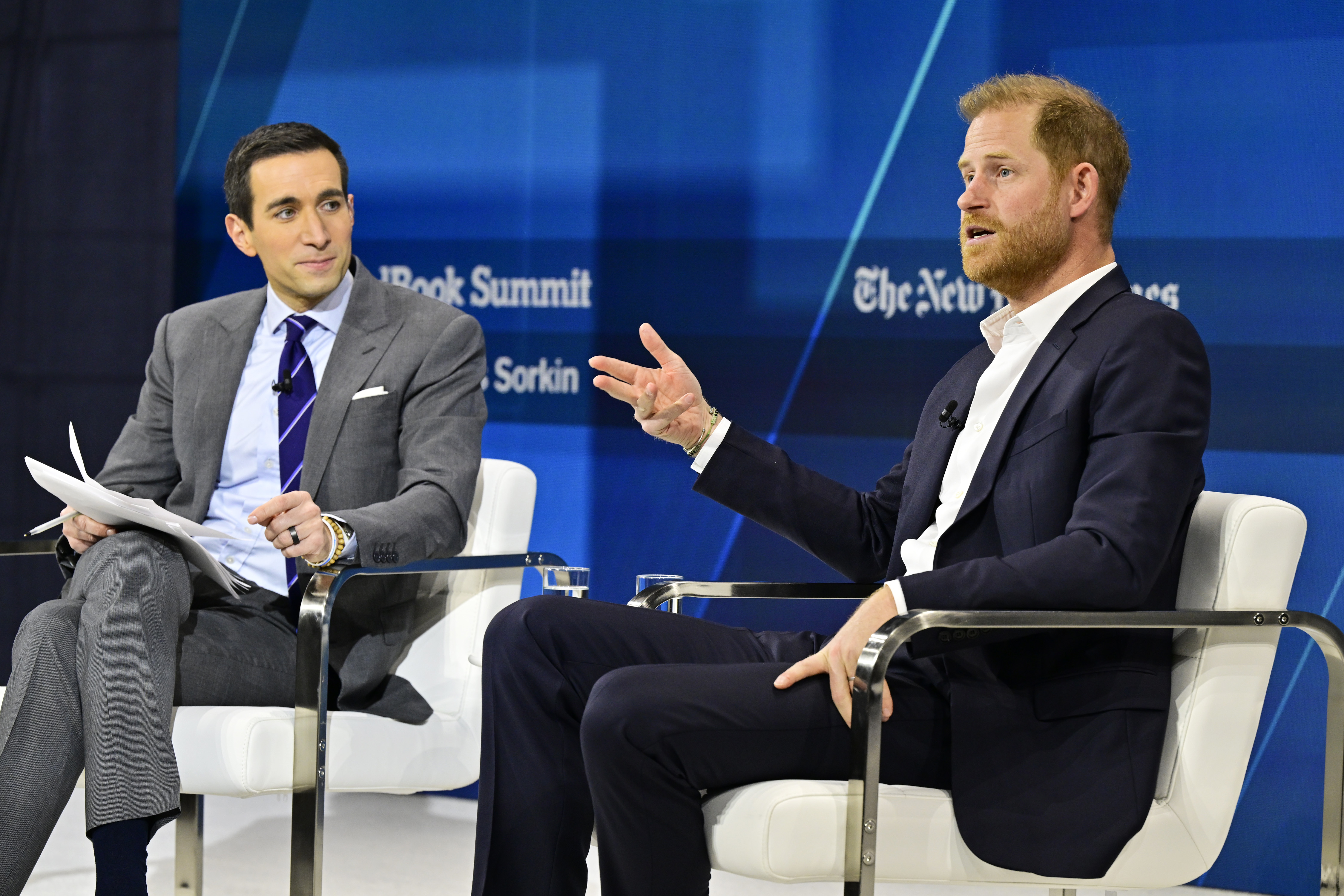 Andrew Ross Sorkin et le prince Harry s'expriment sur scène lors du sommet 2024 du New York Times Dealbook, le 4 décembre 2024, à New York. | Source : Getty Images