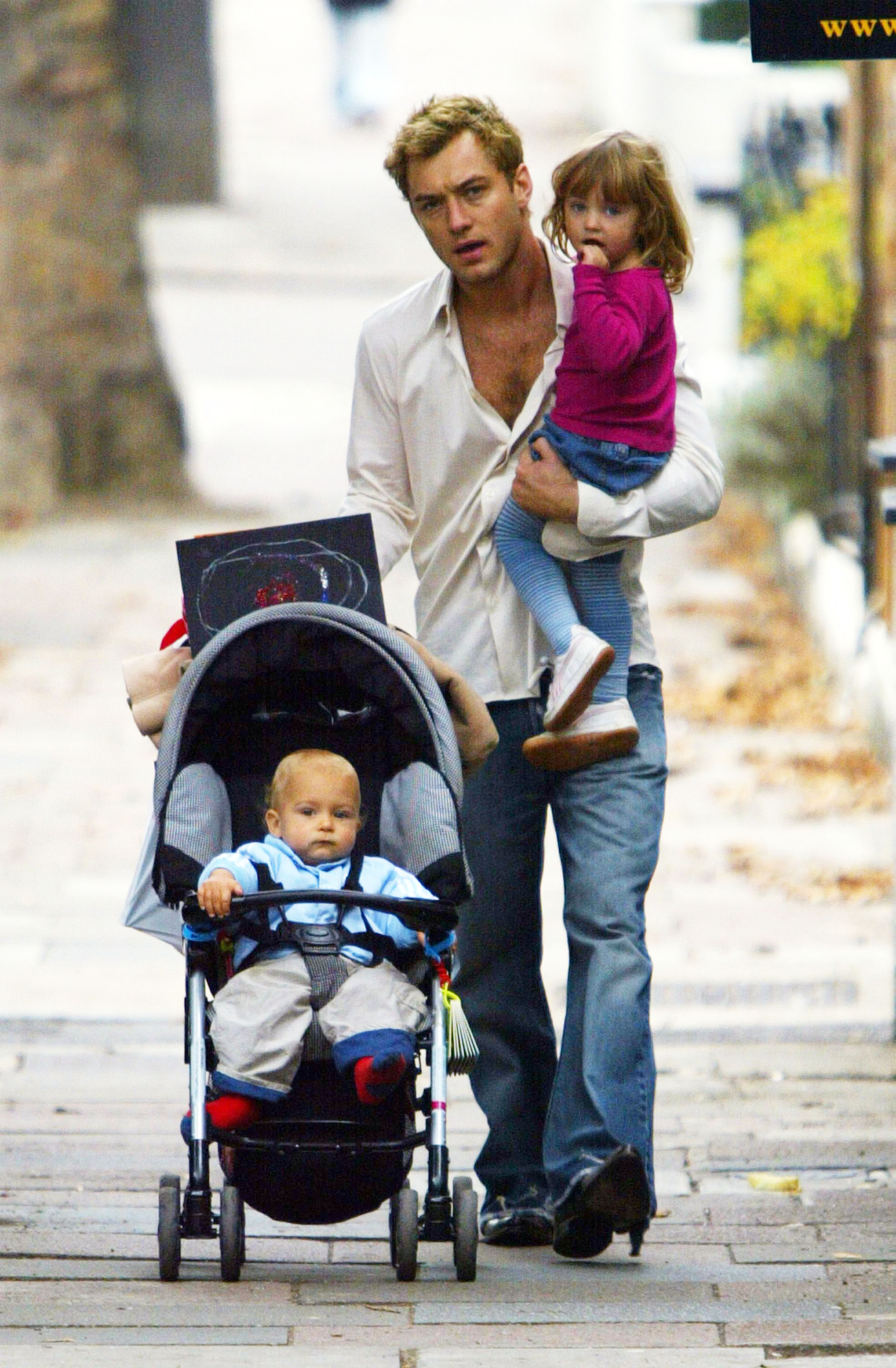 Jude Law se promène avec ses enfants le 3 octobre 2003 dans le nord de Londres | Source : Getty Images