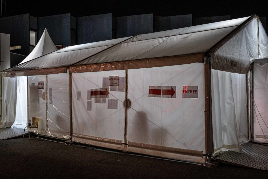 La tente installée devant les urgences de Bordeaux le 7 avril 2020. l Source : Getty Images