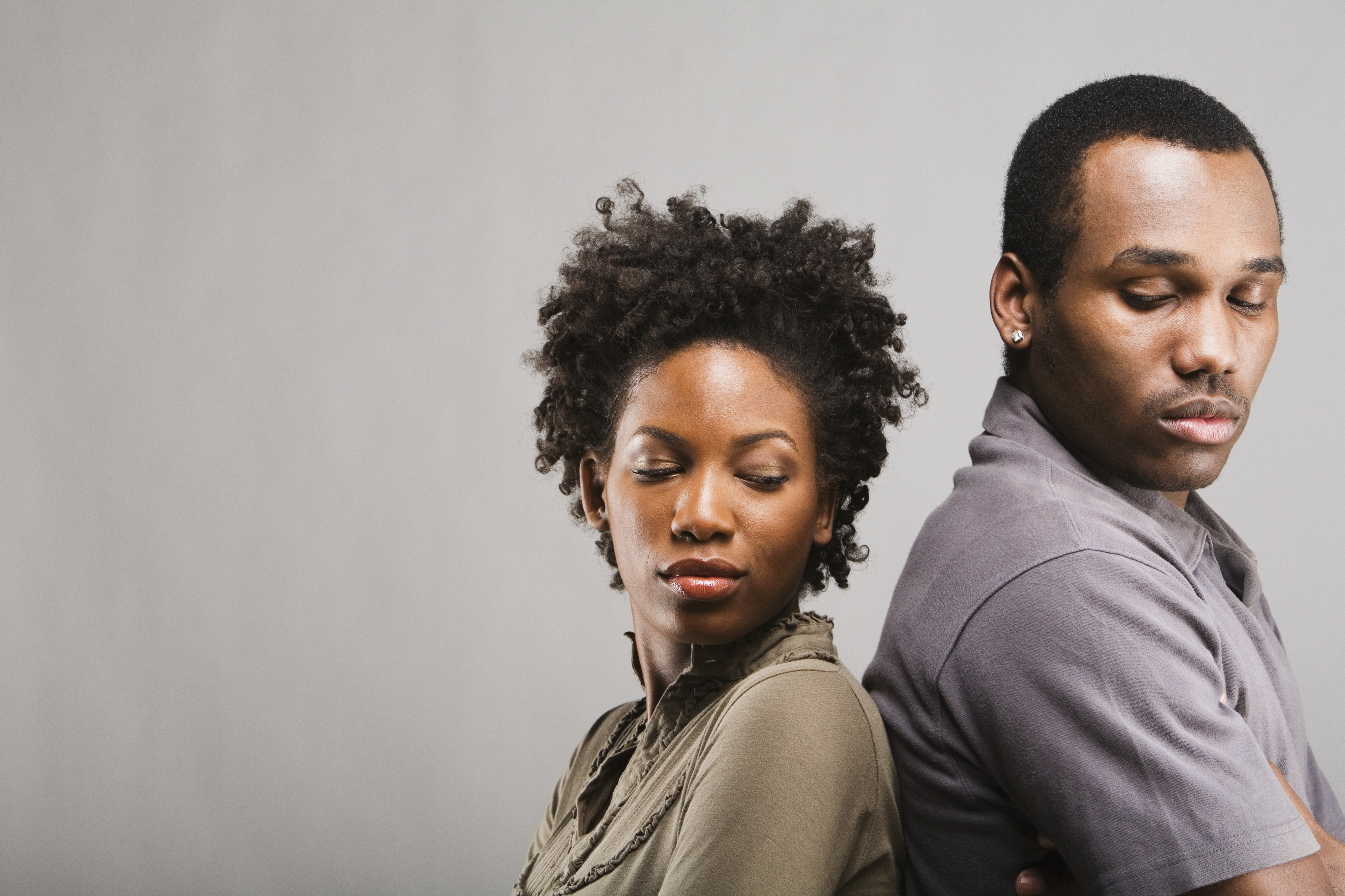Un couple afro-américain en colère se tenant dos à dos | Source : Getty Images
