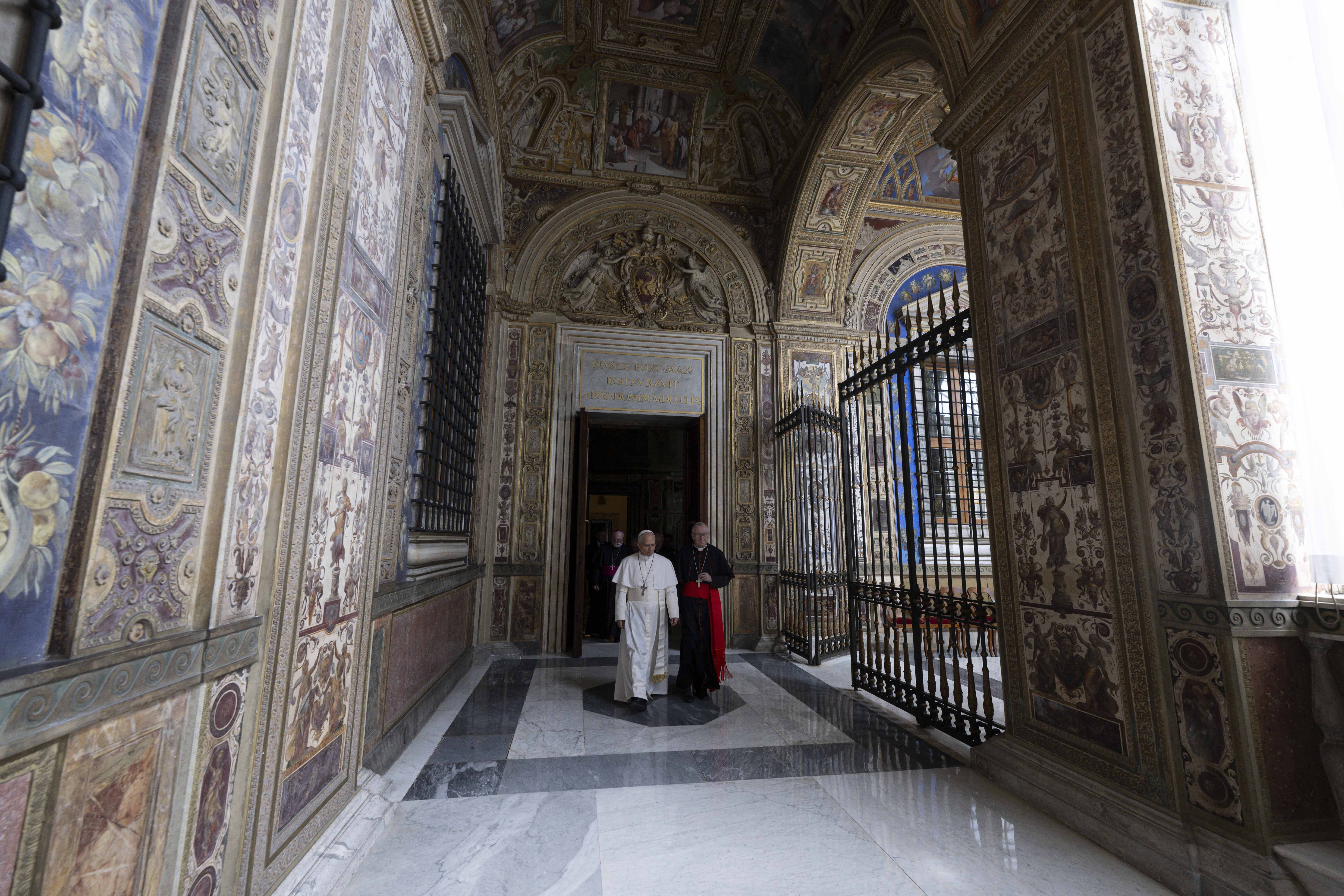 Le pape Léon XIV visitant l'appartement papal au palais apostolique, le 12 mai 2025, dans la Cité du Vatican. | Source : Getty Images