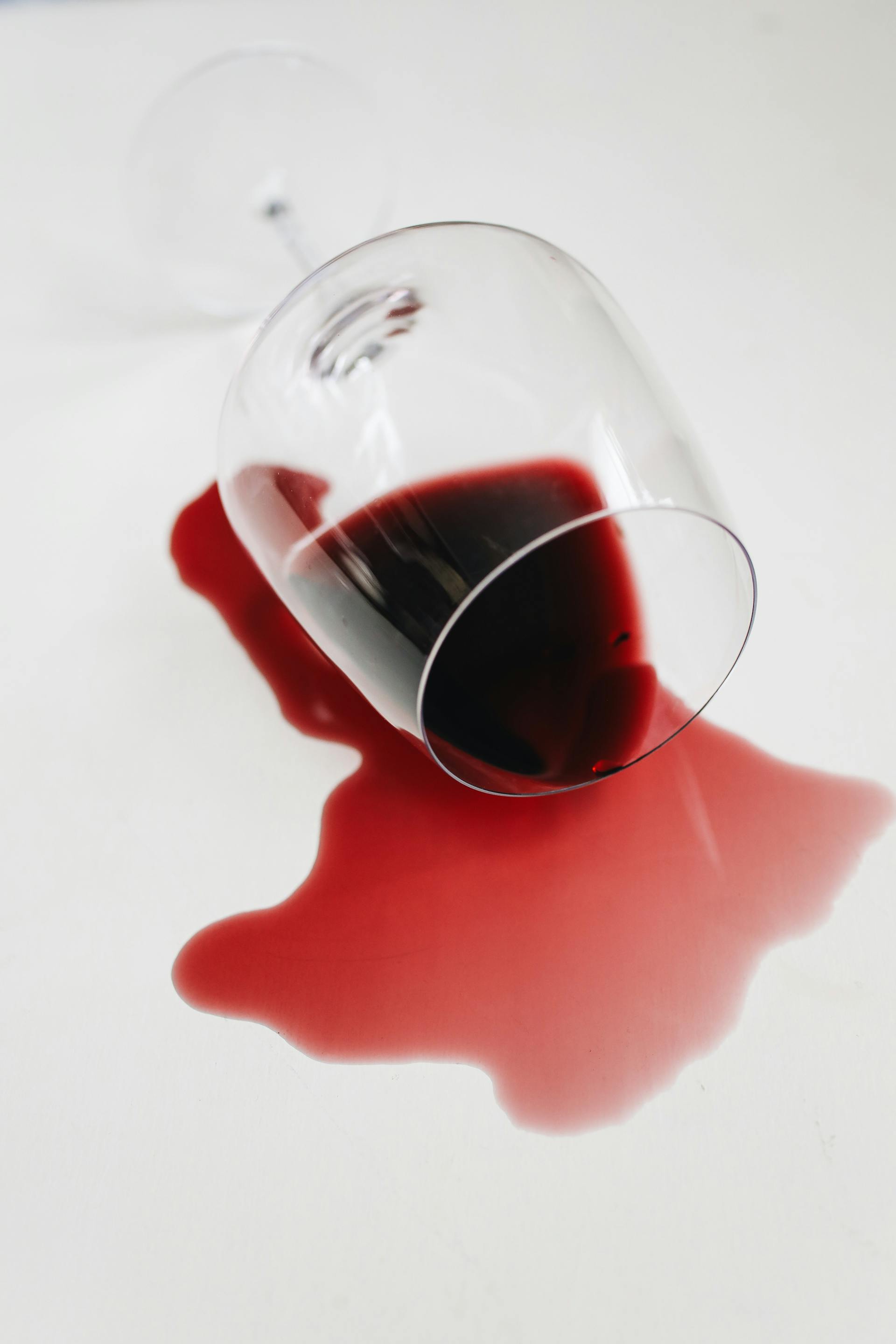 Vin rouge renversé d'un verre | Source : Pexels