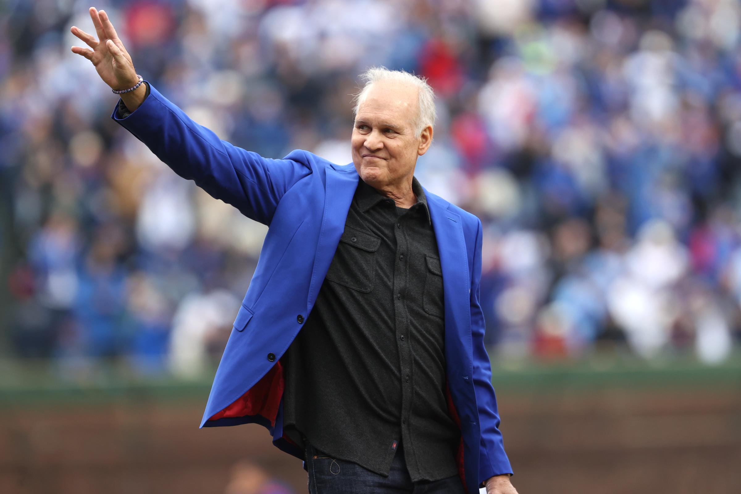 Ryne Sandberg lance la première balle cérémonielle avant un match Padres-North Side au Wrigley Field le 4 avril 2025. | Source : Getty Images
