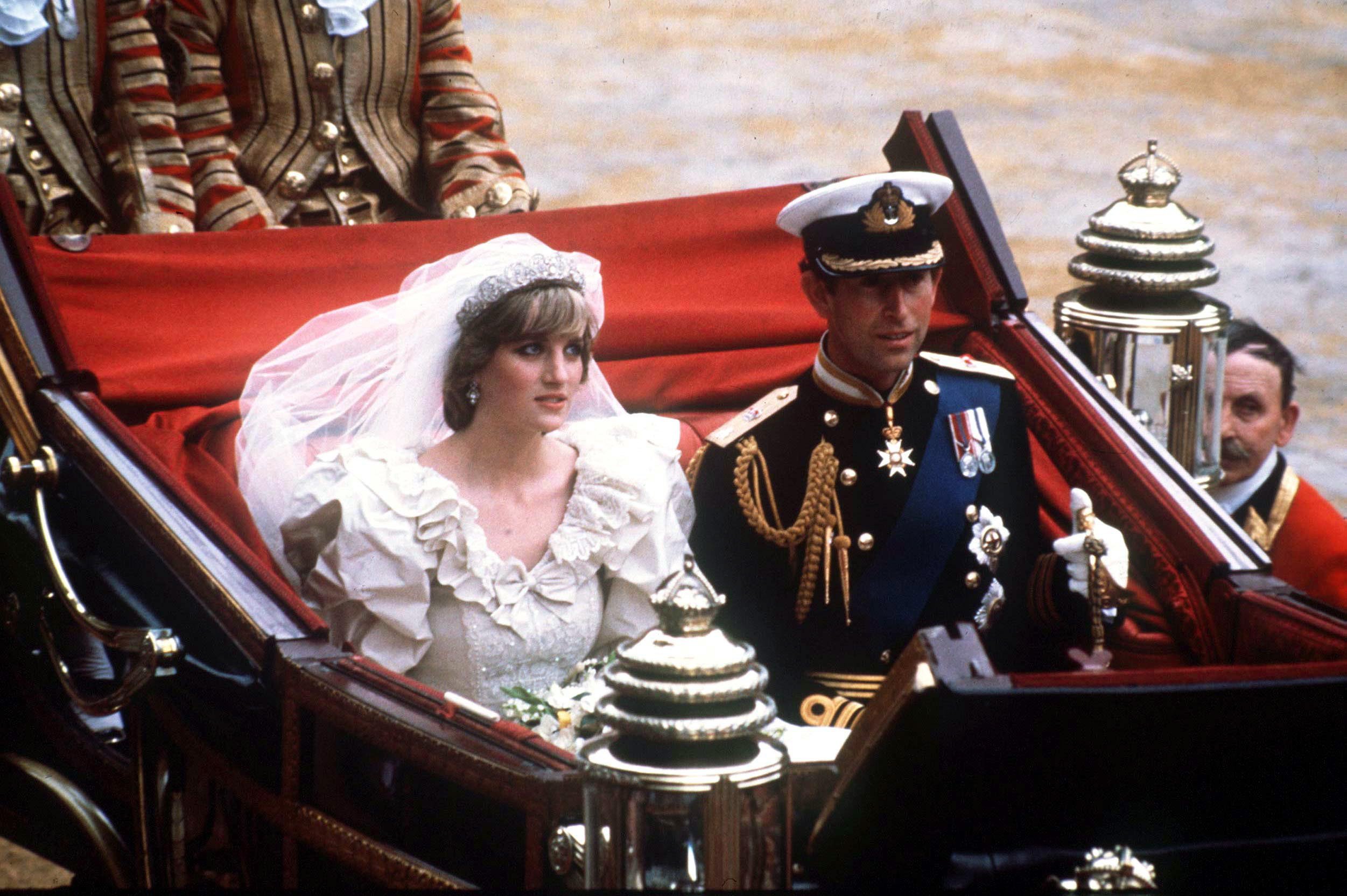  Le prince Charles et la princesse Diana dans un carrosse ouvert lors de leur retour à Buckingham Palace après leur mariage à la cathédrale Saint-Paul. | photo : Getty Images