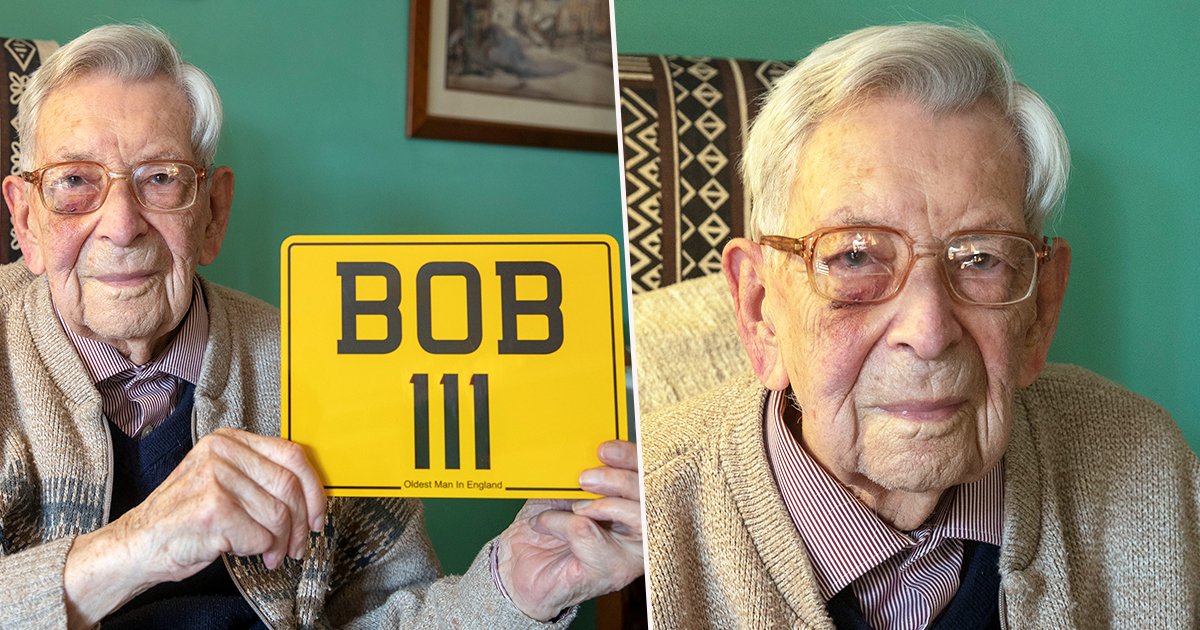 Bob Weighton dans sa maison tenant une plaque montrant son âge | Photo : Unilad