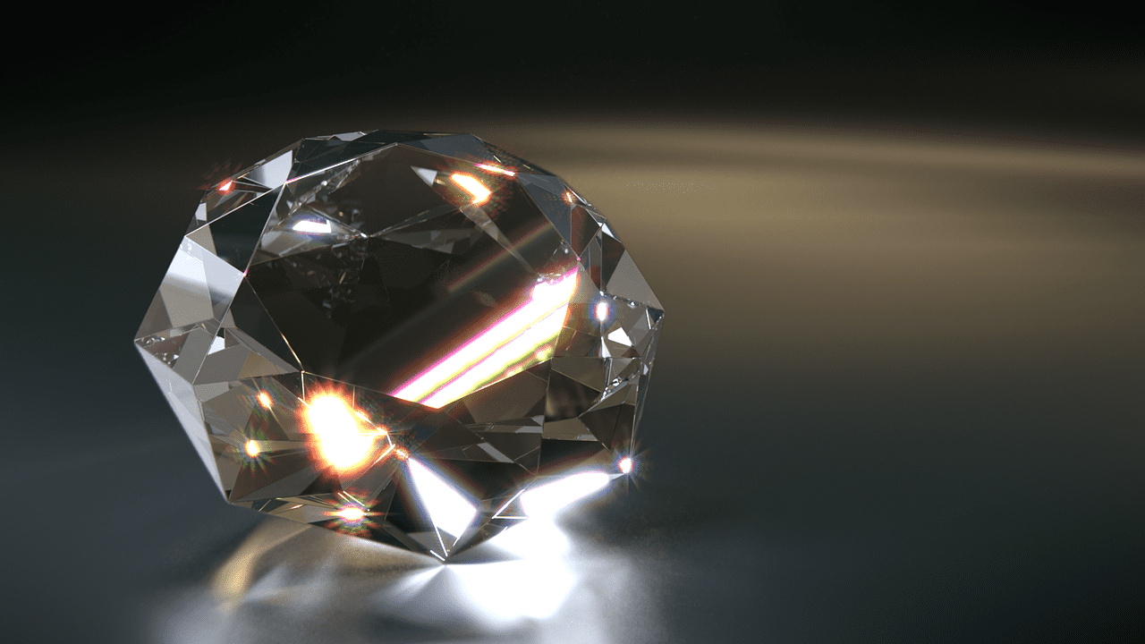 À l'intérieur du médaillon se trouvait ce qui ressemblait à un énorme diamant | Source : Pixabay