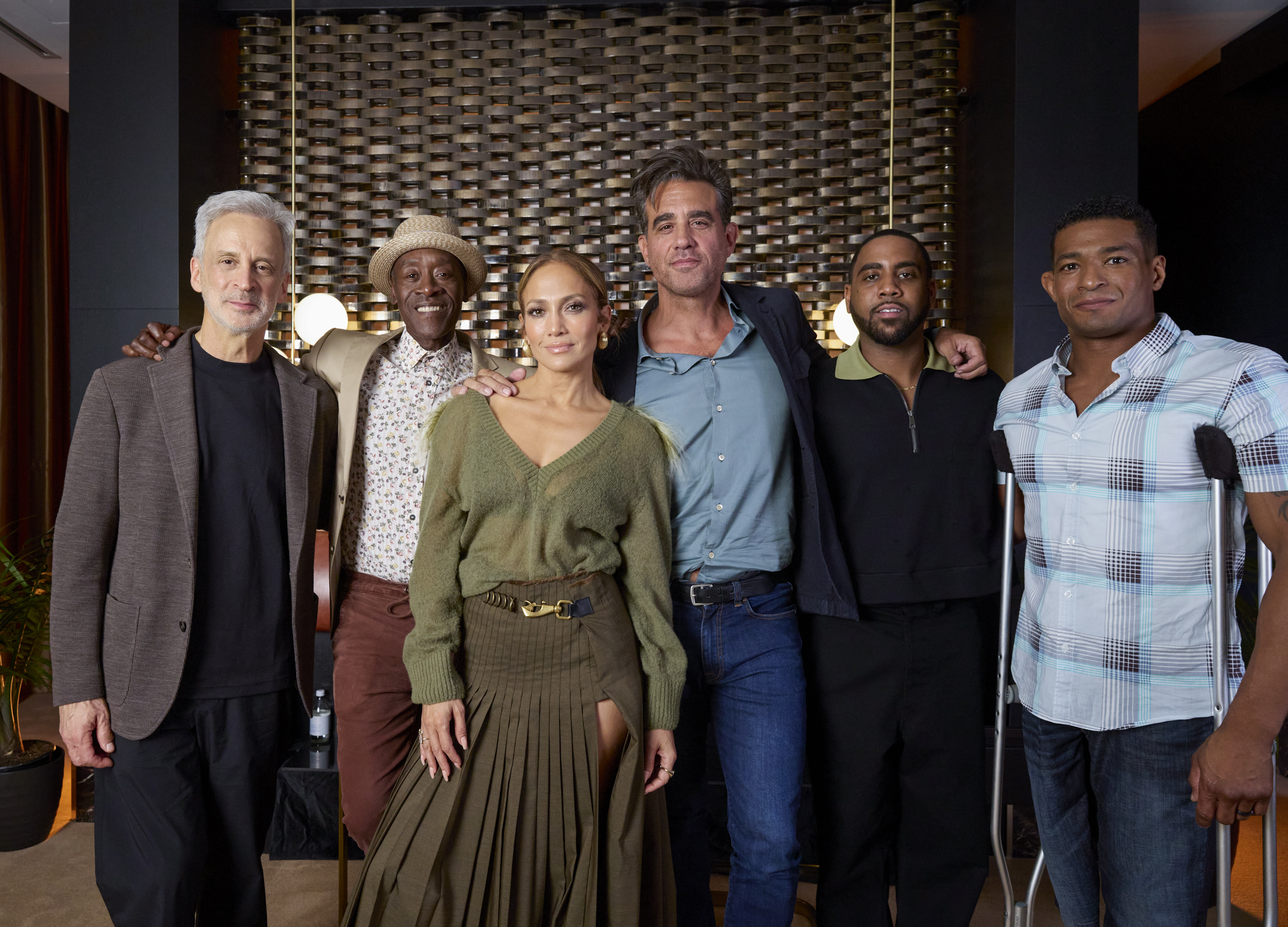 William Goldenberg, Don Cheadle, Jennifer Lopez, Bobby Cannavale, Jharrel Jerome et Anthony Robles posant pour une photo lors du Festival international du film de Toronto à Toronto, Canada, le 7 septembre 2024 | Source : Getty Images