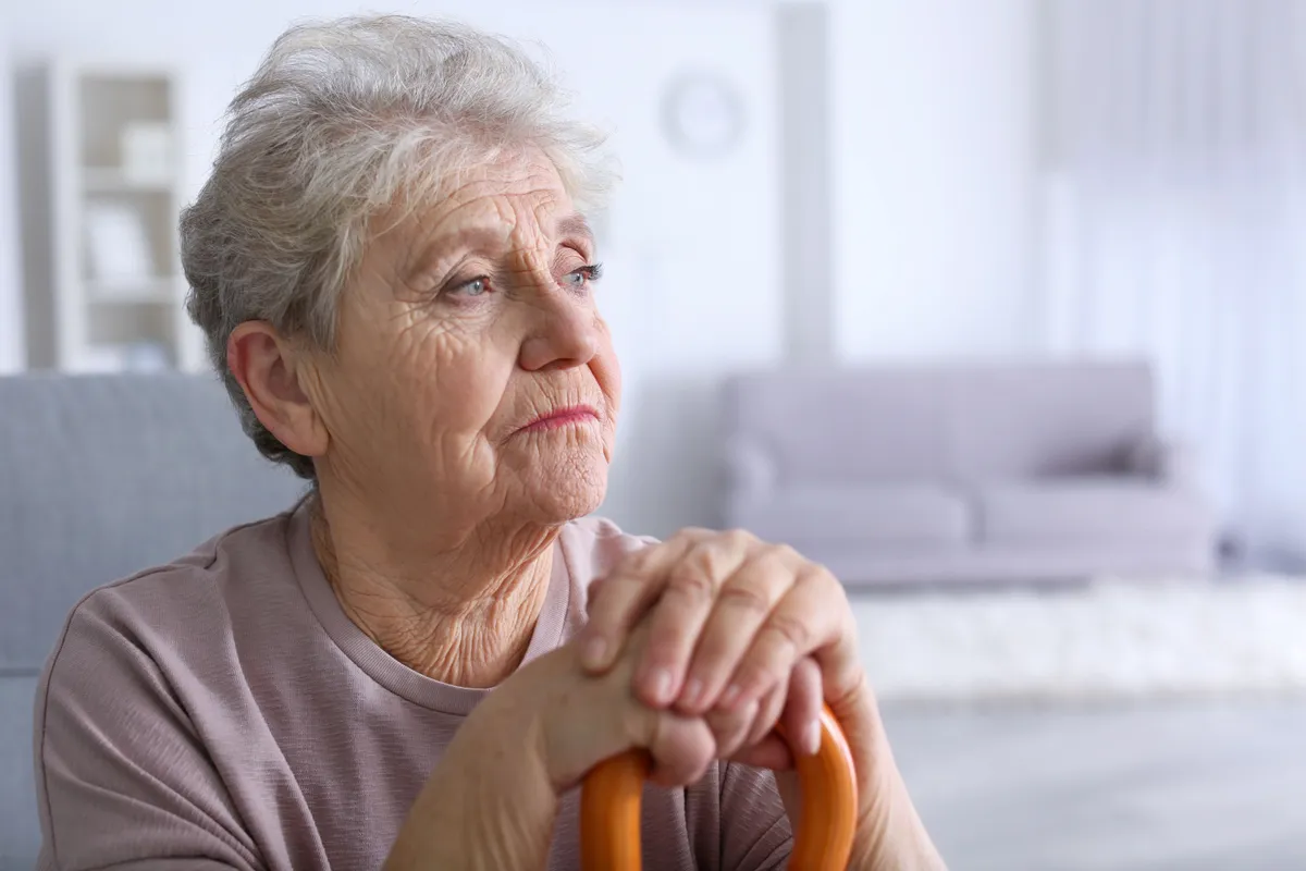 Une femme âgée en pleine réflexion. | Source : Shutterstock