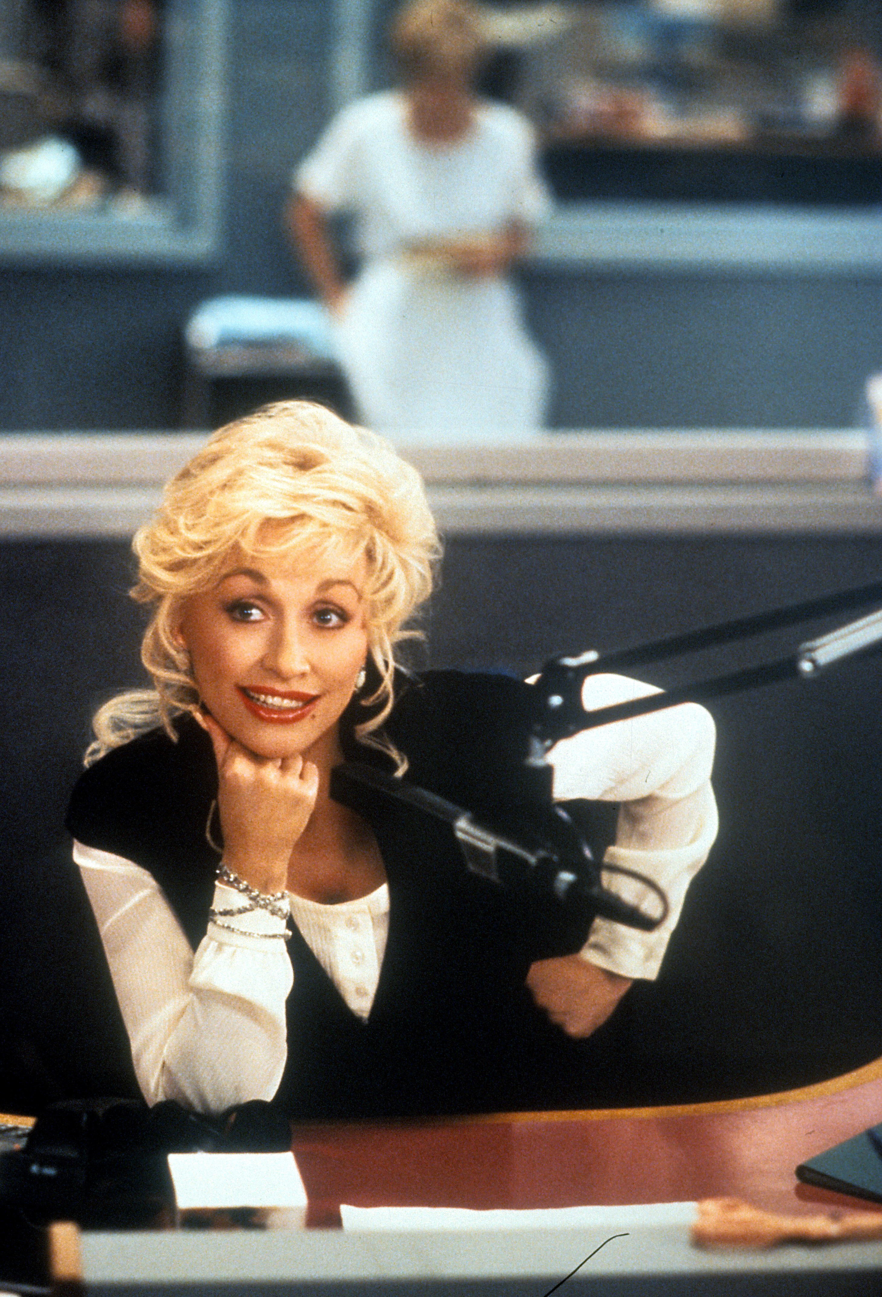 Dolly Parton dans une scène de "Straight Talk" en 1992. | Source : Getty Images