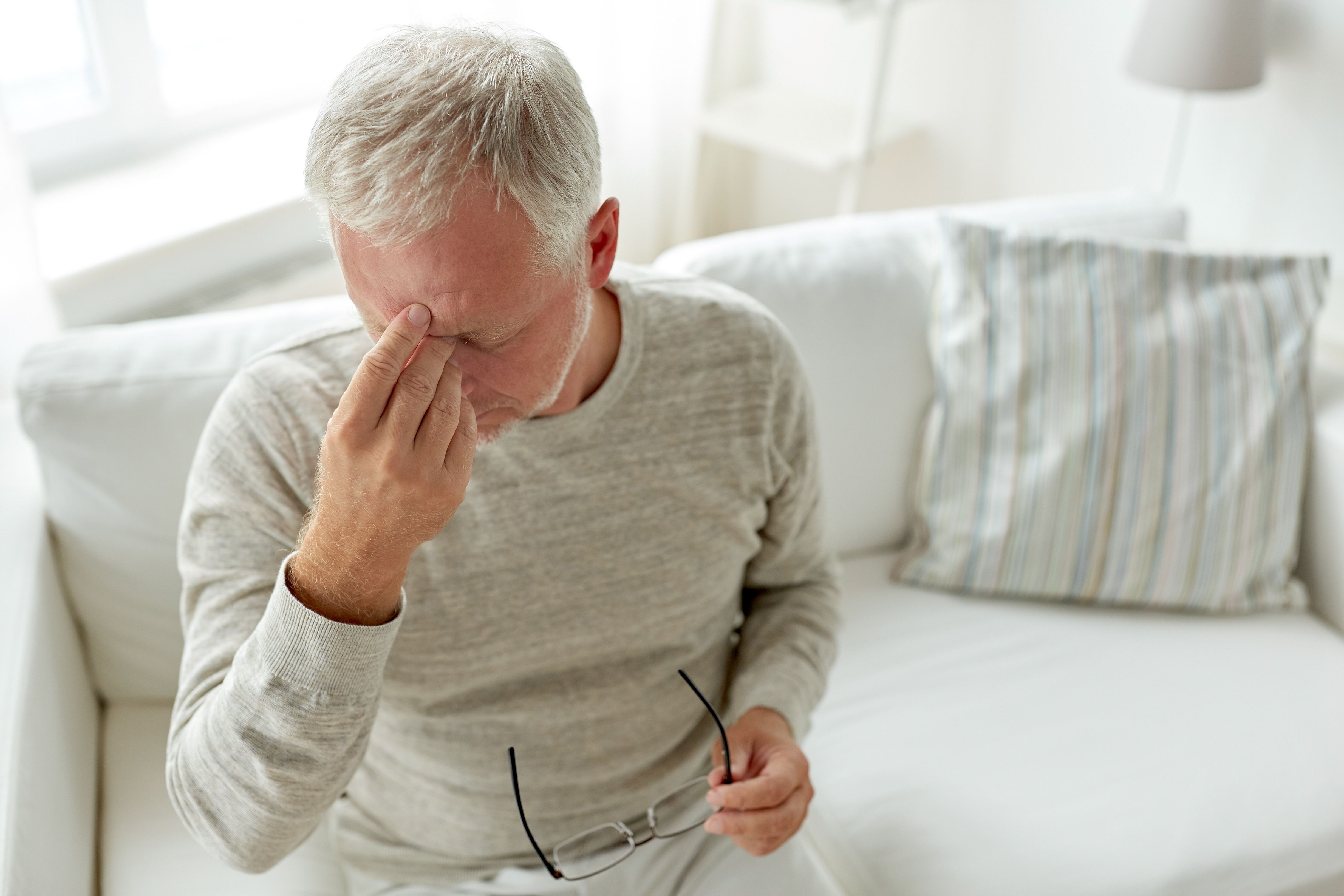 Un homme âgé stressé à la maison | Source : Shutterstock