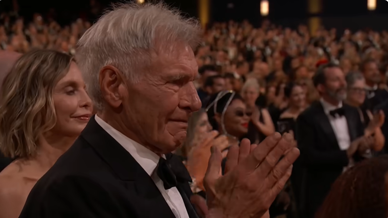 Harrison Ford applaudit le discours de Michael Fox lors de la 78e cérémonie des Emmy Awards. | Source : YouTube/Television Academy
