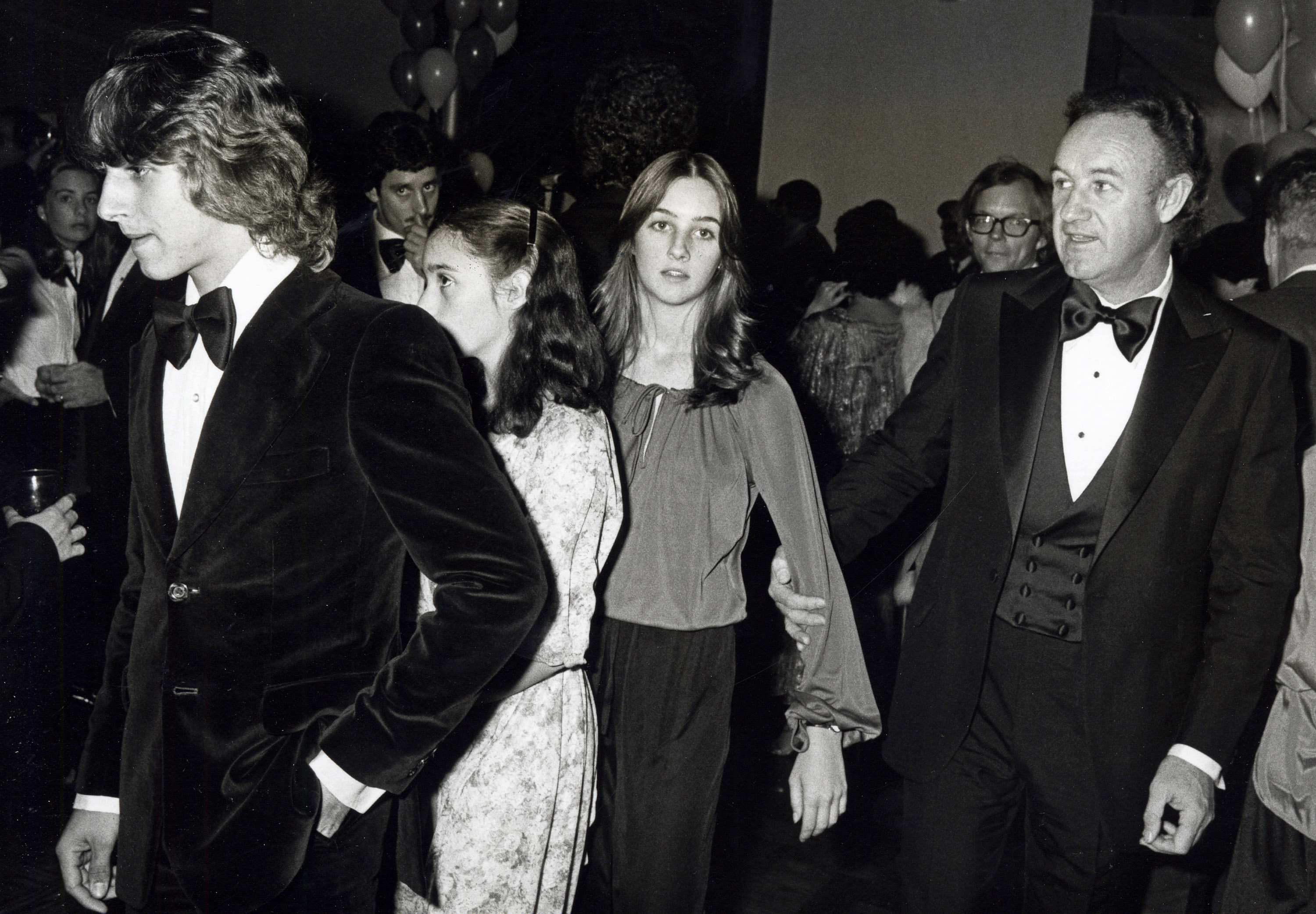 Gene Hackman avec ses filles Elizabeth et Leslie lors de la projection de "Superman" le 10 décembre 1978 à Washington, D.C. | Source : Getty Images