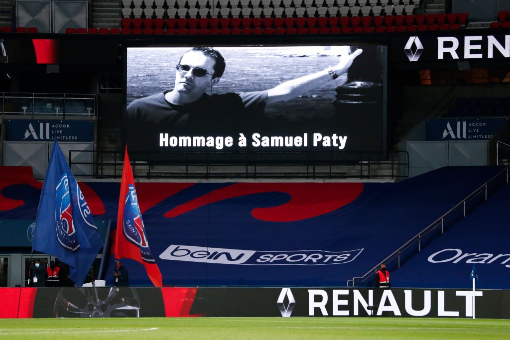 Un hommage à Samuel Paty et une minute de silence sont observés avant le match de Ligue 1 entre le Paris Saint-Germain et le FCO de Dijon au Parc des Princes le 24 octobre 2020 à Paris, France. | Photo : Getty Images