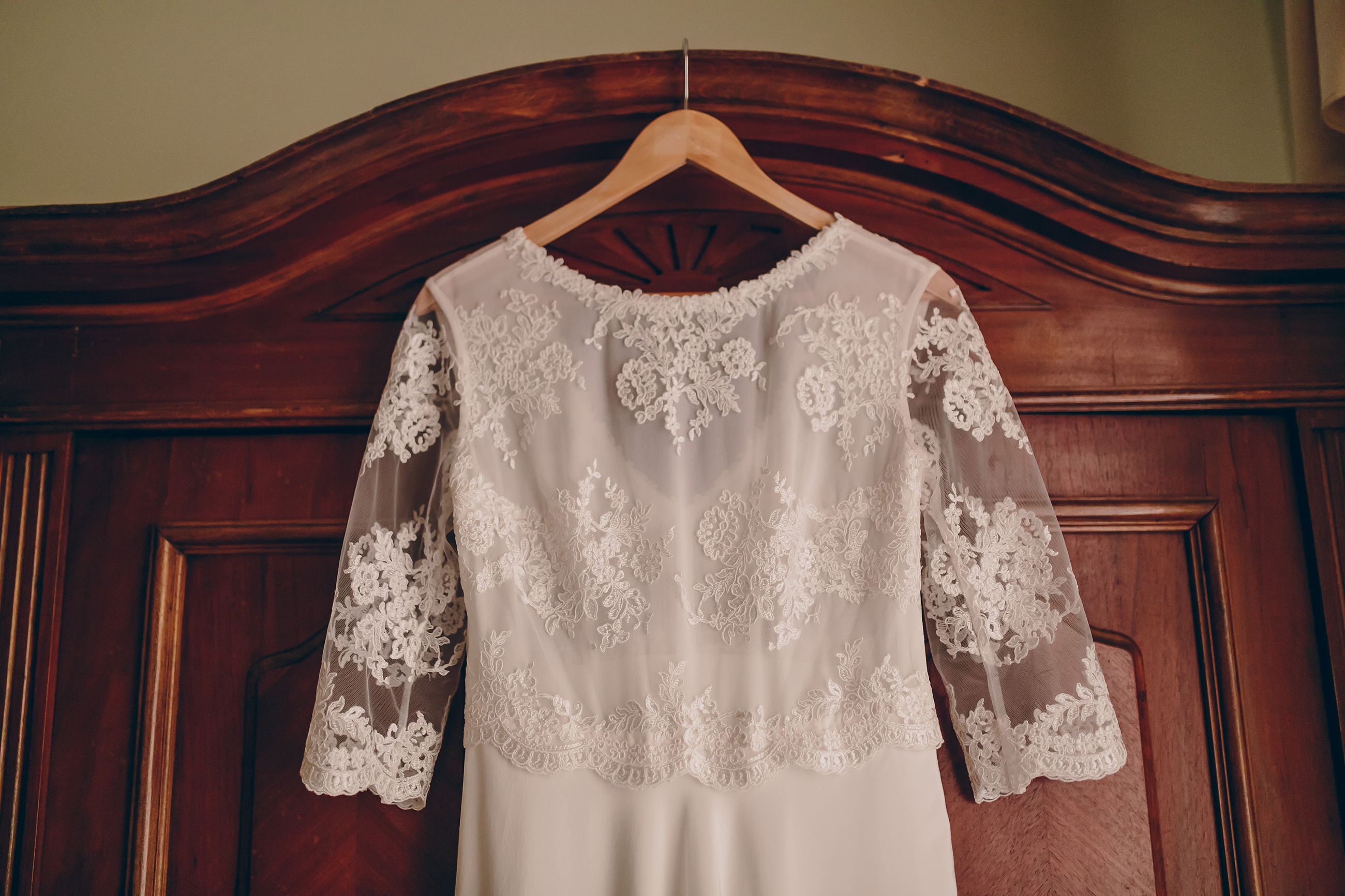 Une robe de mariée sur un cintre | Source : Shutterstock