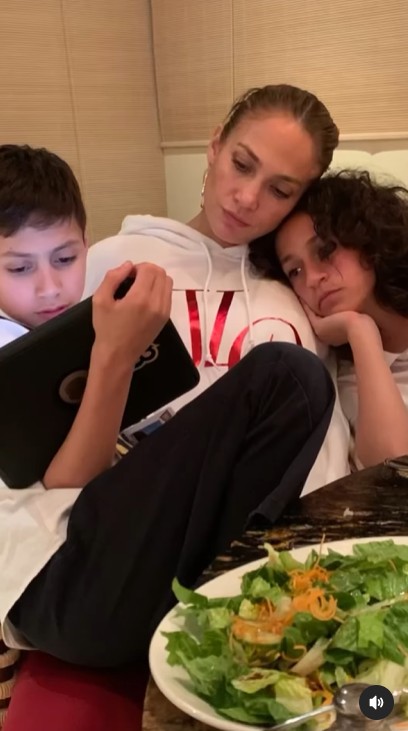 Les jumeaux se rapprochent de leur mère | Source : Instagram/jlo