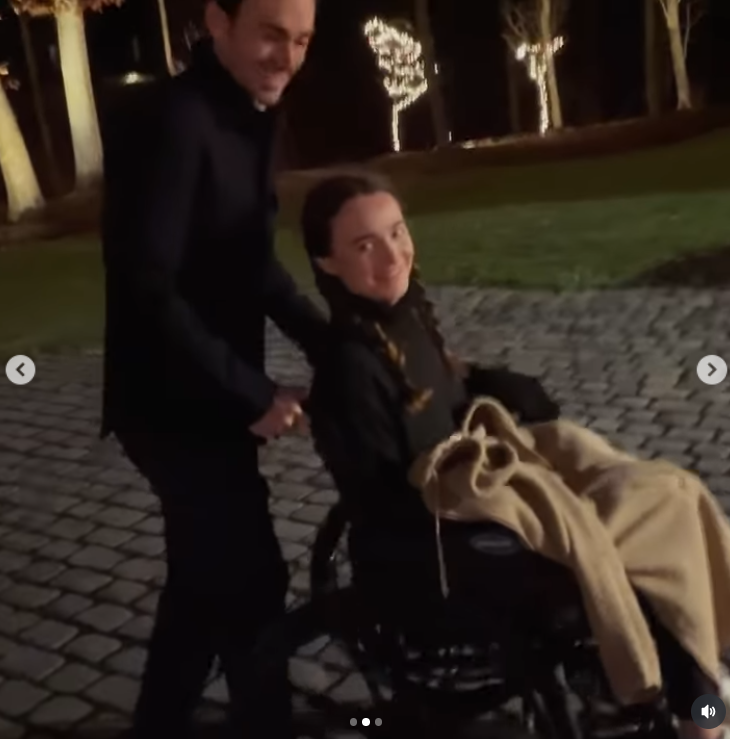 Kelley Mack sourit alors qu'elle est poussée dans un fauteuil roulant pendant sa bataille pour la santé, tel que posté le 3 janvier 2025 | Source : Instagram/itskelleymack
