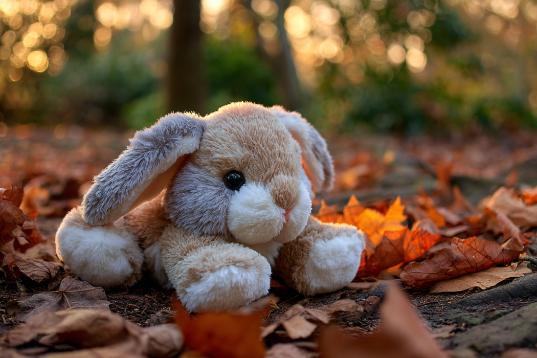 Un lapin en peluche sur le sol d'un parc | Source : Midjourney