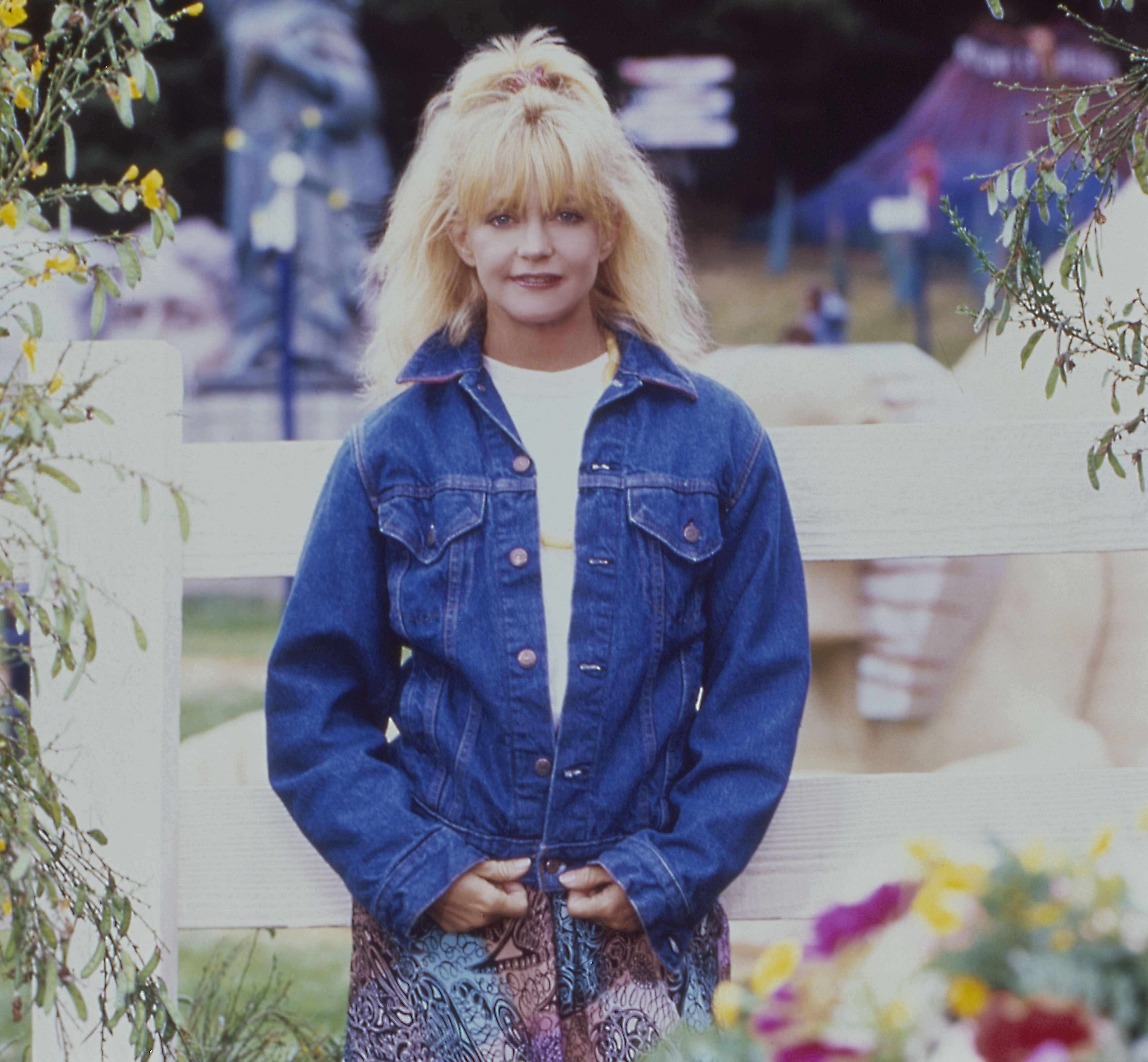 Goldie Hawn sur le plateau de tournage de "Overboard" vers 1987 à Fort Bragg, Californie. | Source : Getty Images