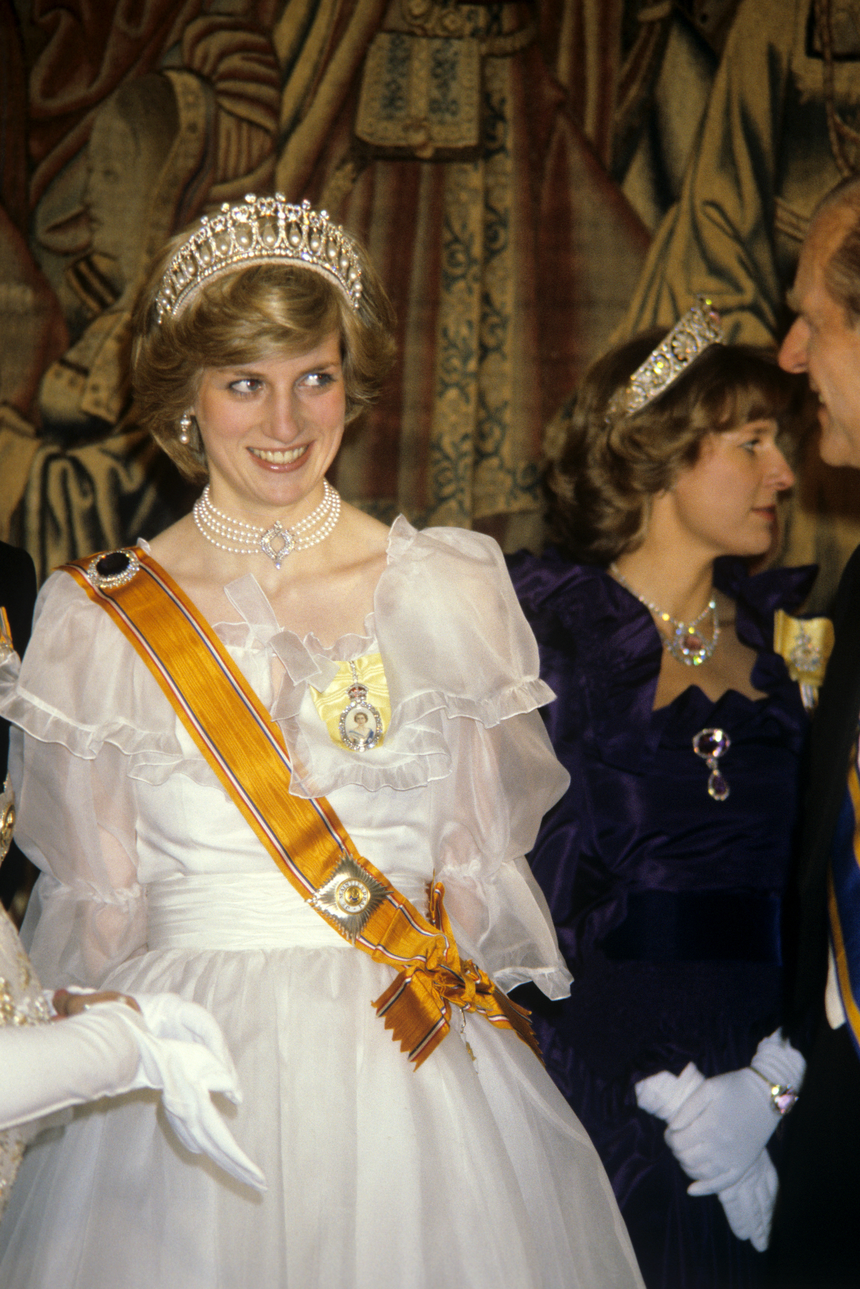 lors d'un banquet offert à la famille royale britannique par la reine Beatrix et le prince Claus des Pays-Bas au palais de Hampton Court, le 17 novembre 1982 | Source : Getty Images