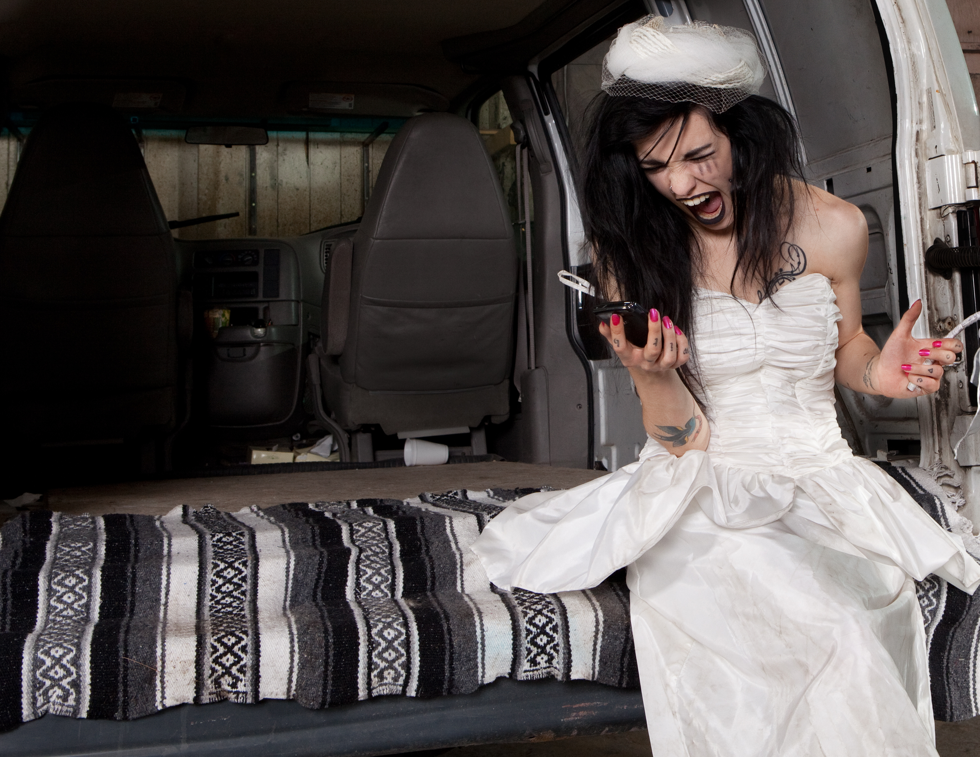Una novia gritando a su teléfono | Fuente: Shutterstock