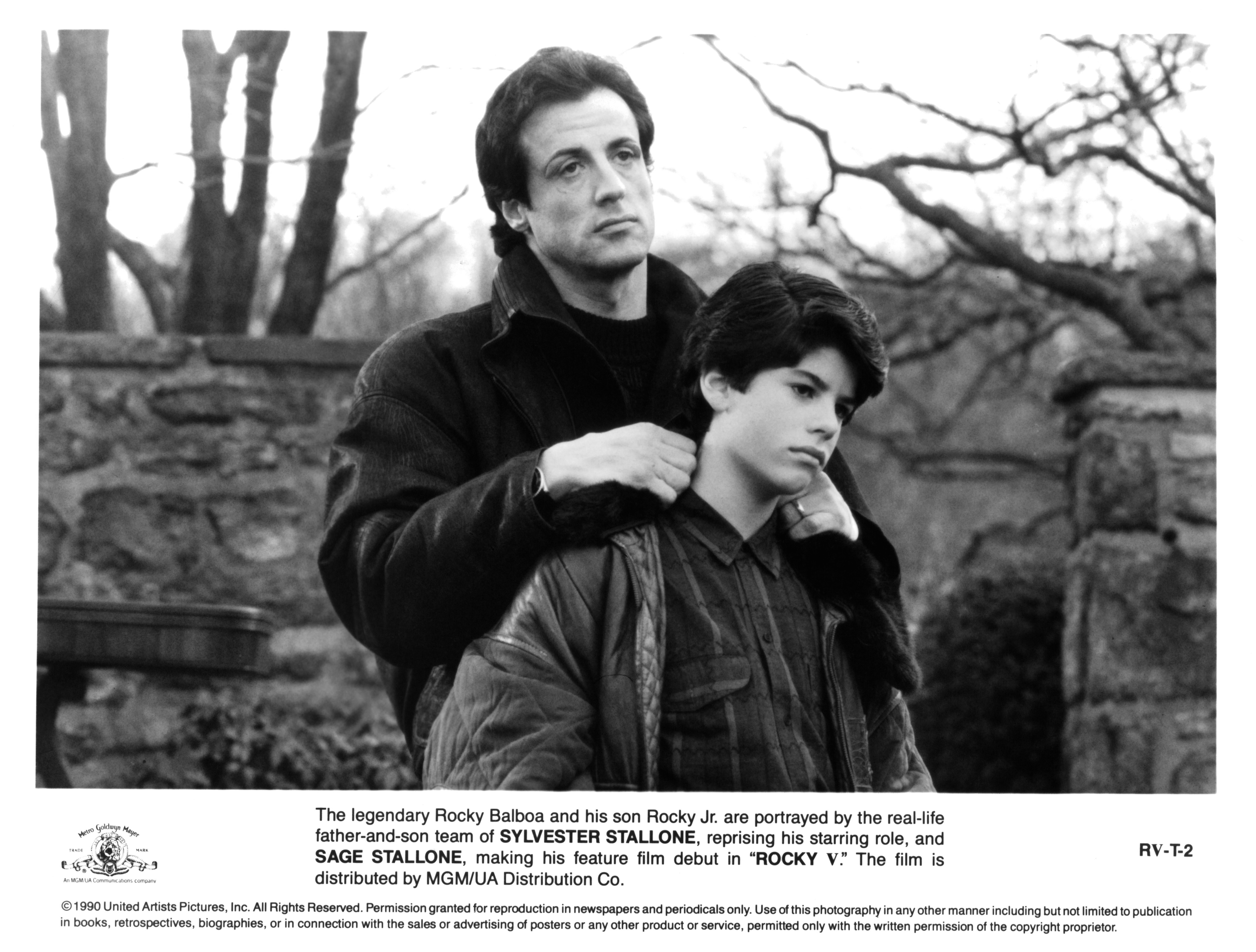 Le garçon et son père sur le tournage du film MGM/UA "Rocky V" en 1990 | Source : Getty Images