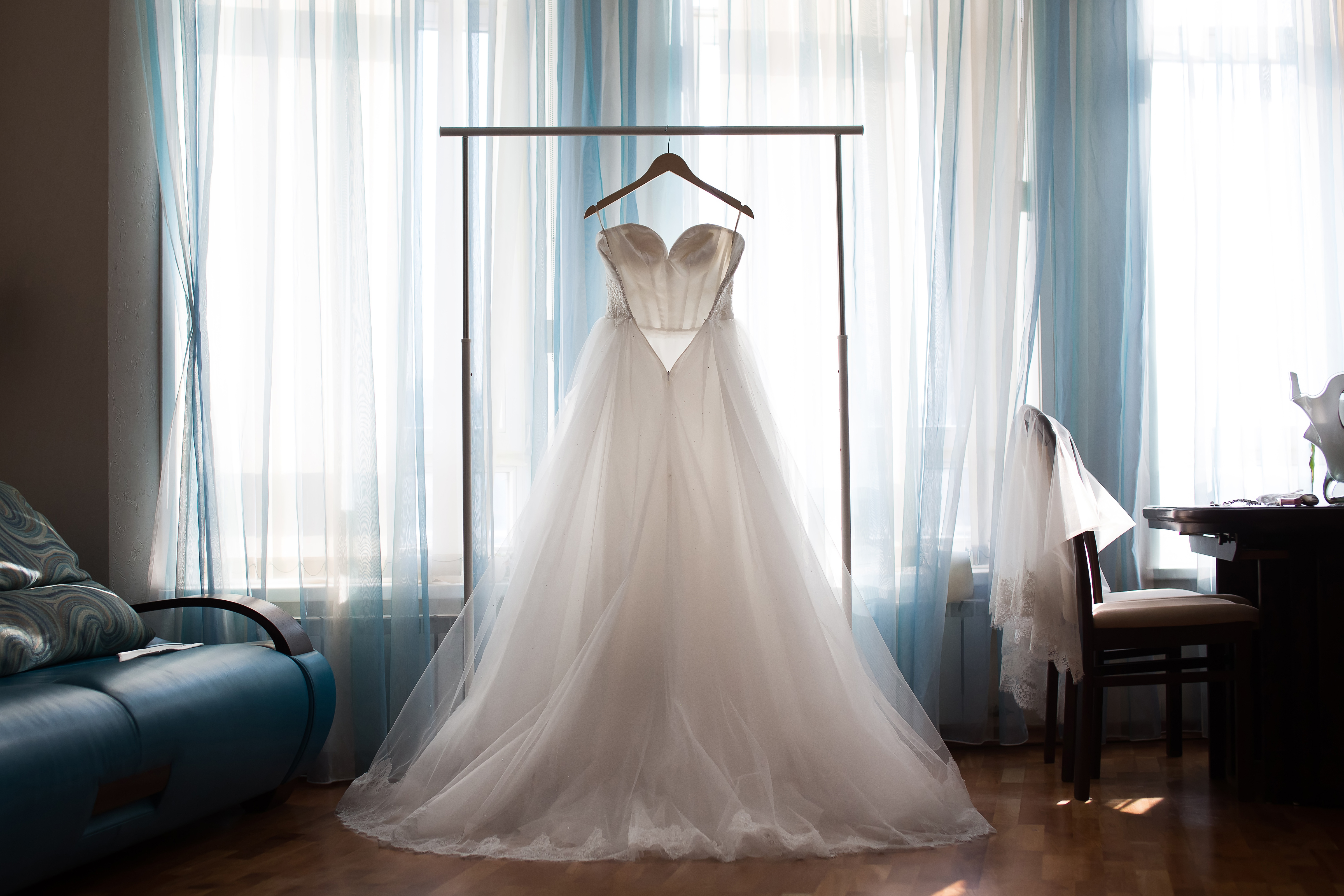 Un vestido de novia blanco en una percha | Fuente: Shutterstock