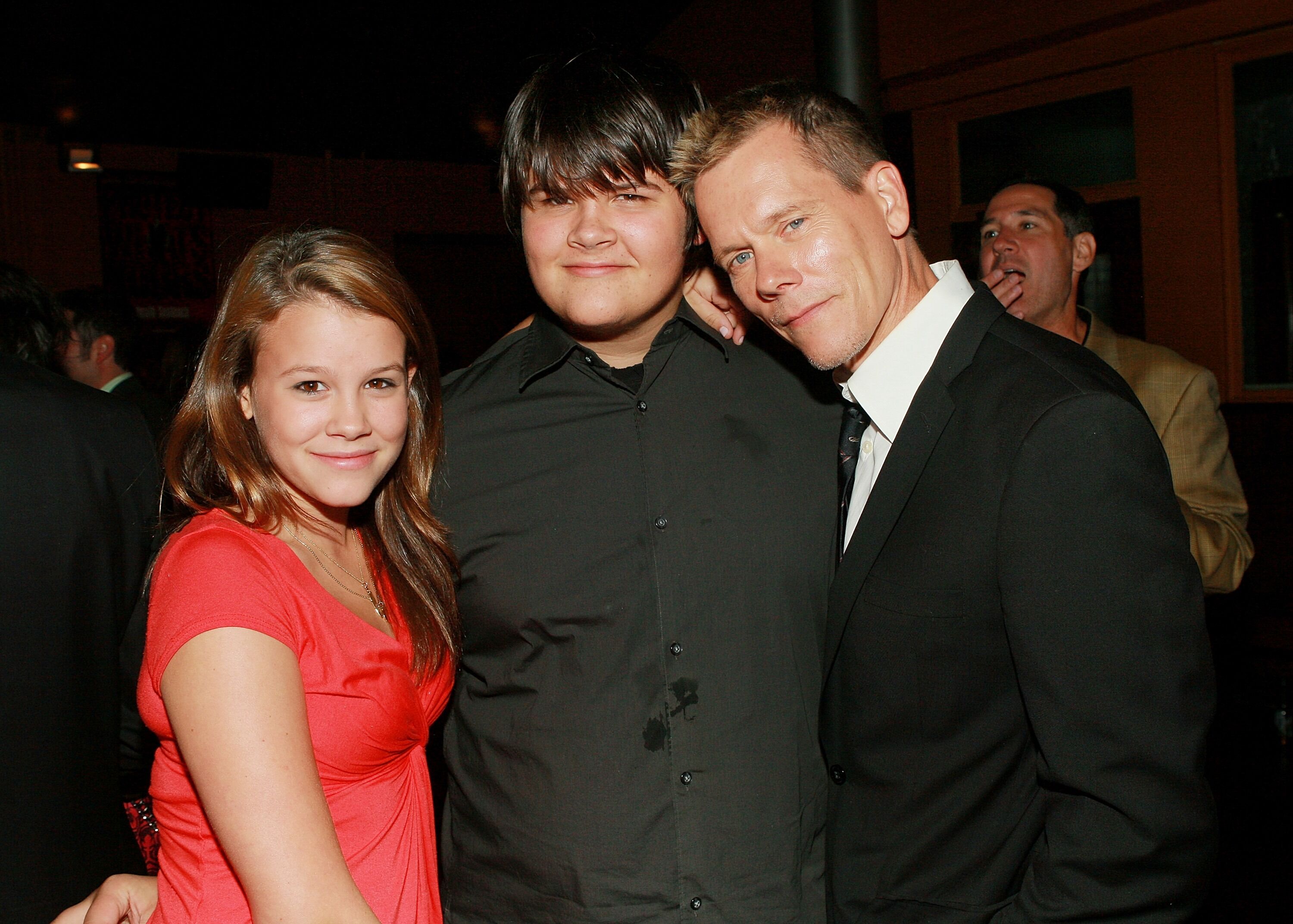 Kevin Bacon et les enfants Sosie et Travis assistent à la première de "Death Sentence" | Getty Images