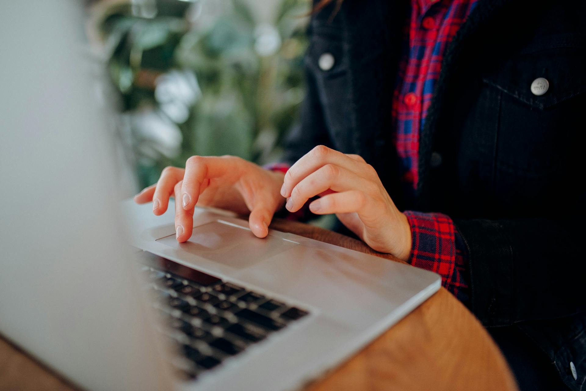 Une femme qui cherche un emploi sur son ordinateur portable | Source : Pexels