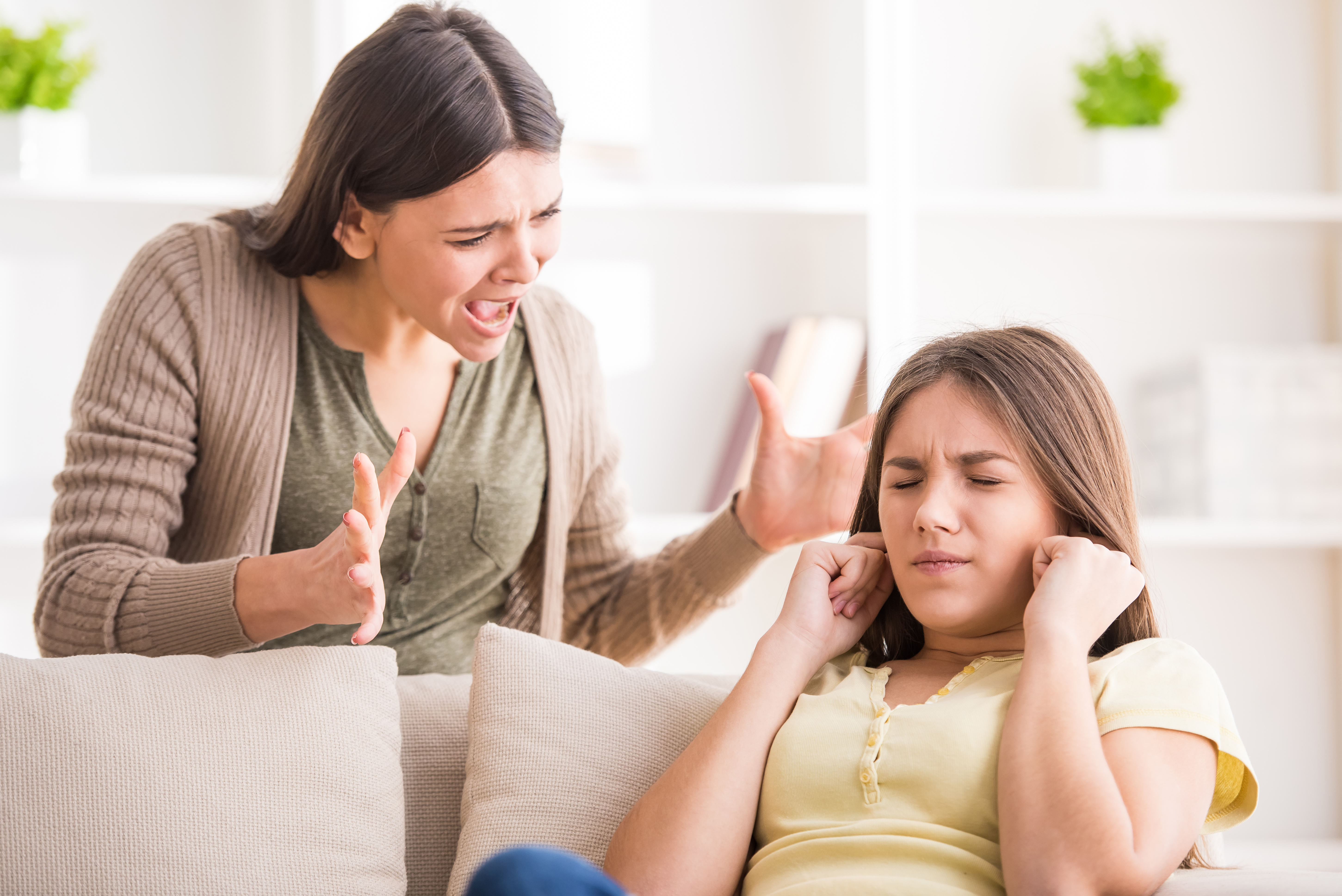 Une jeune femme crie sur une adolescente | Source : Shutterstock