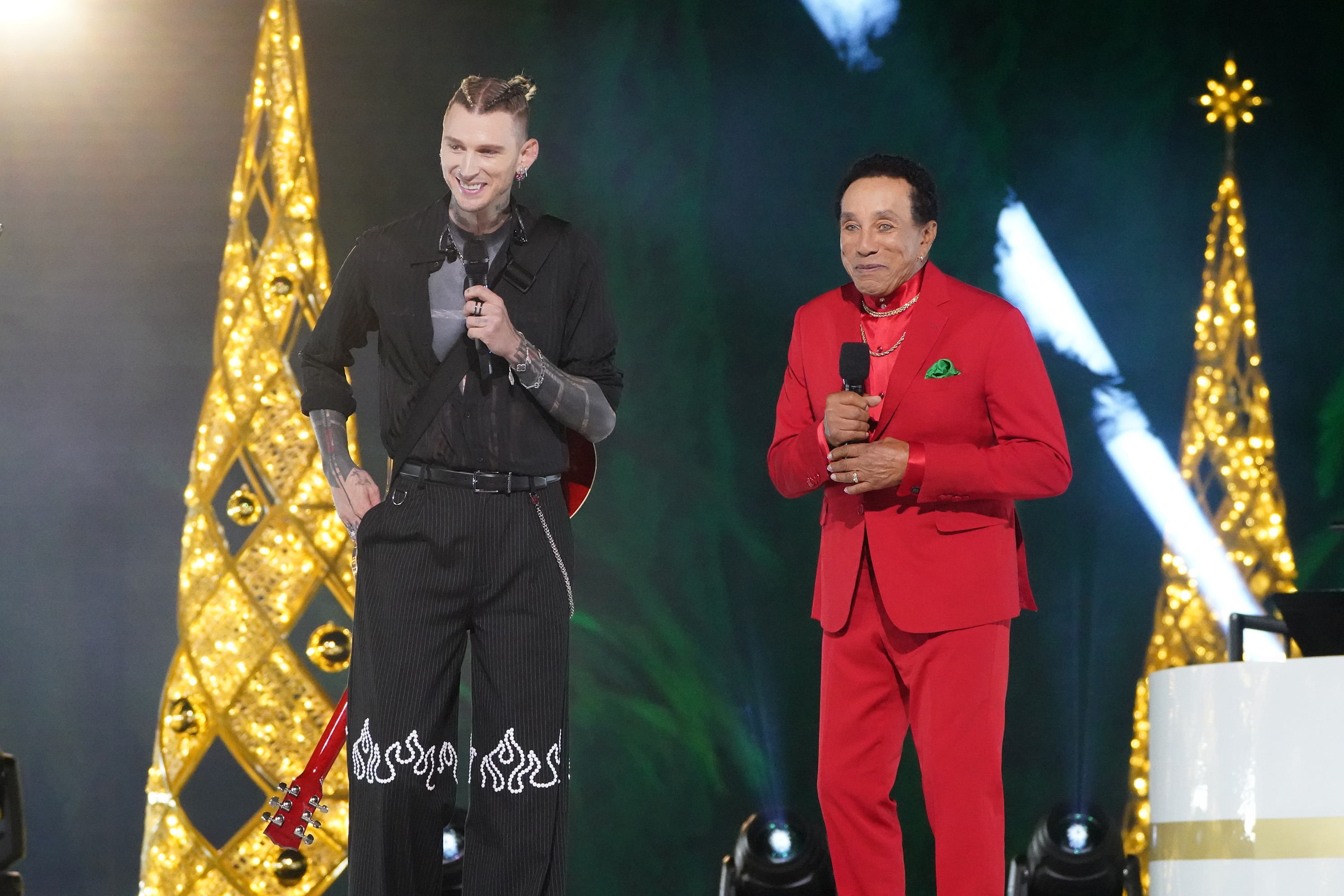 Machine Gun Kelly et Smokey Robinson dans "A Motown Christmas", le 11 décembre 2024 | Source : Getty Images