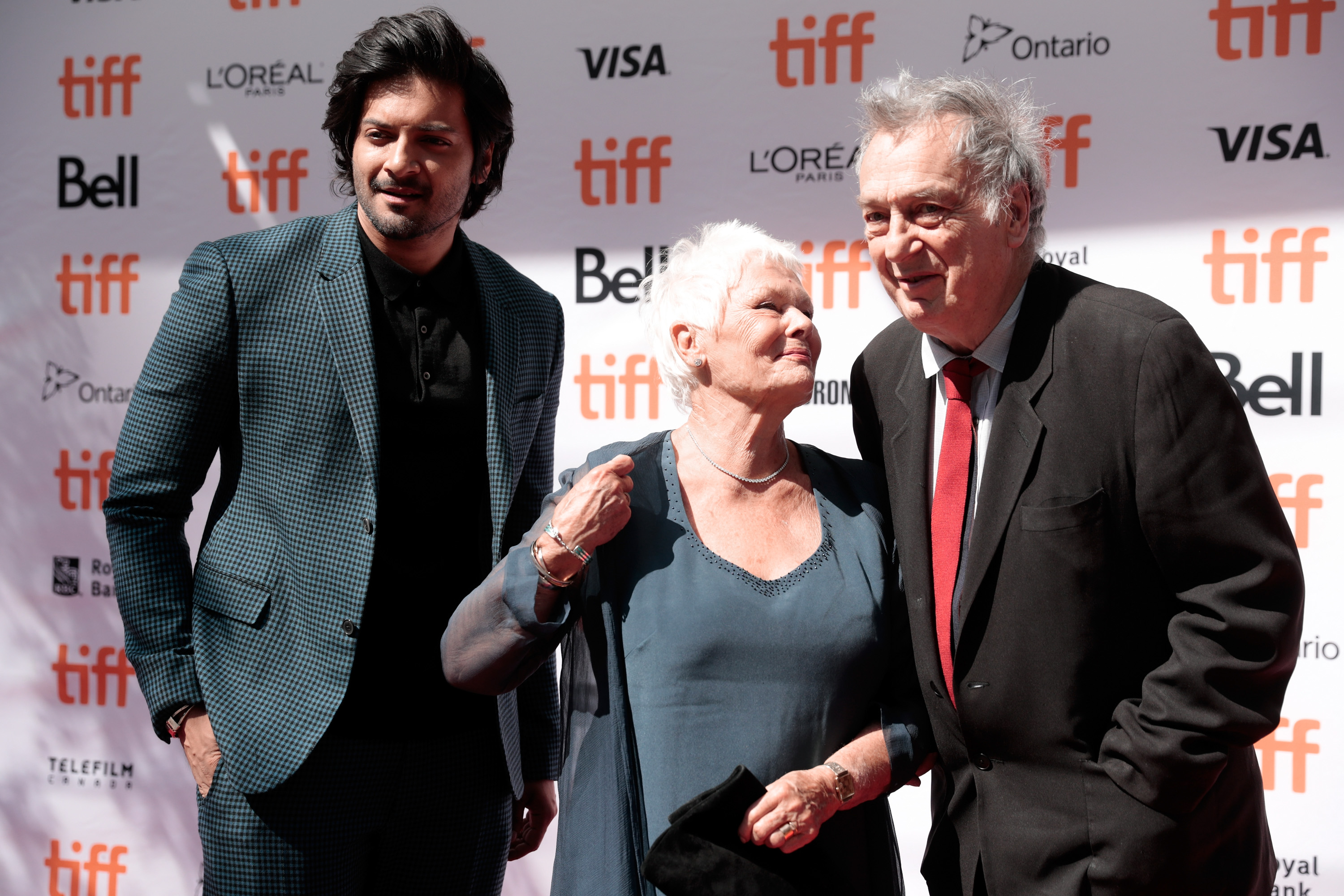 Ali Fazal, Judi Dench et Stephen Frears à la première de "Confident Royal" lors du Festival international du film de Toronto 2017 à Toronto, Canada, le 10 septembre 2017 | Source : Getty Images