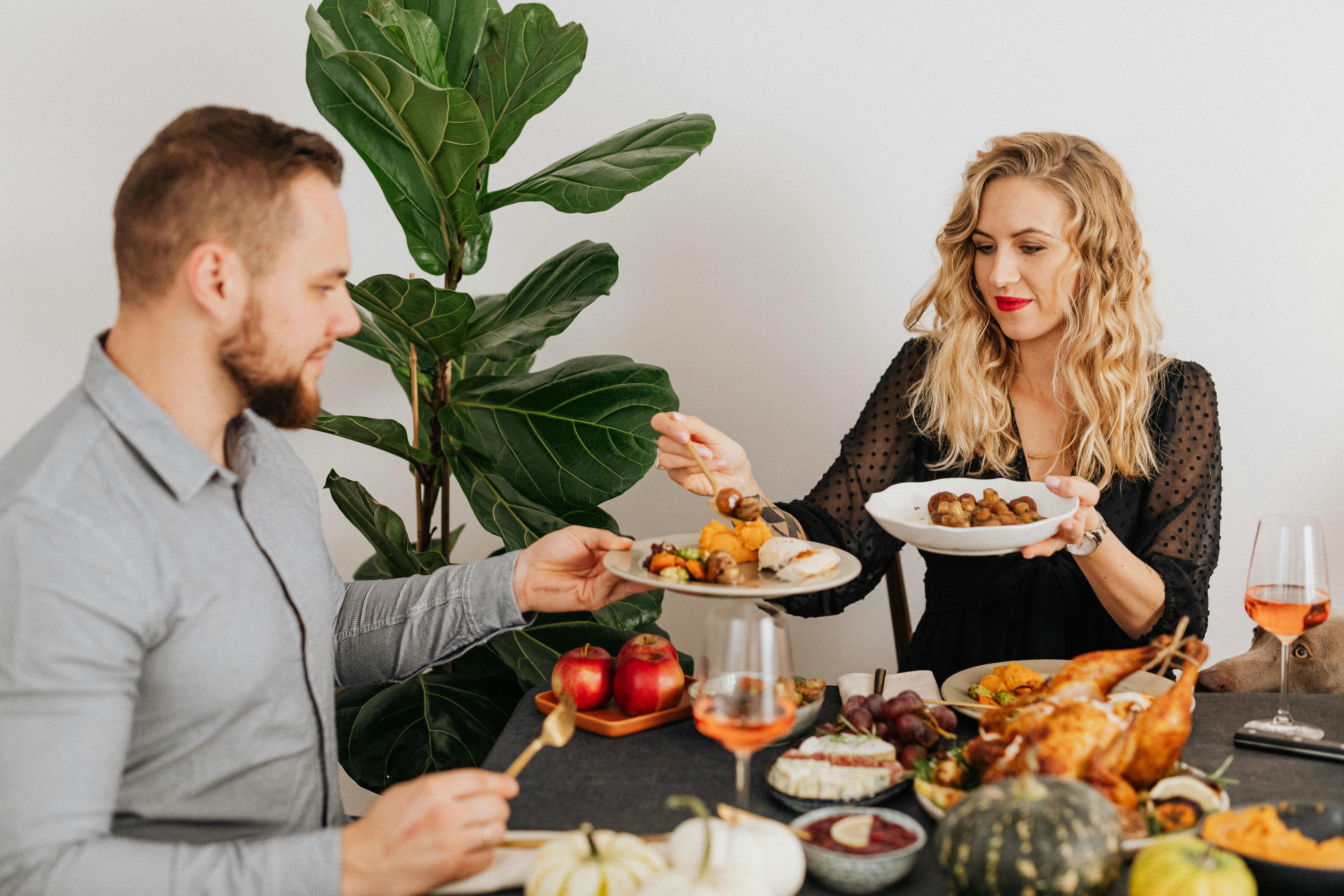 Un couple en train de dîner | Source : Pexels