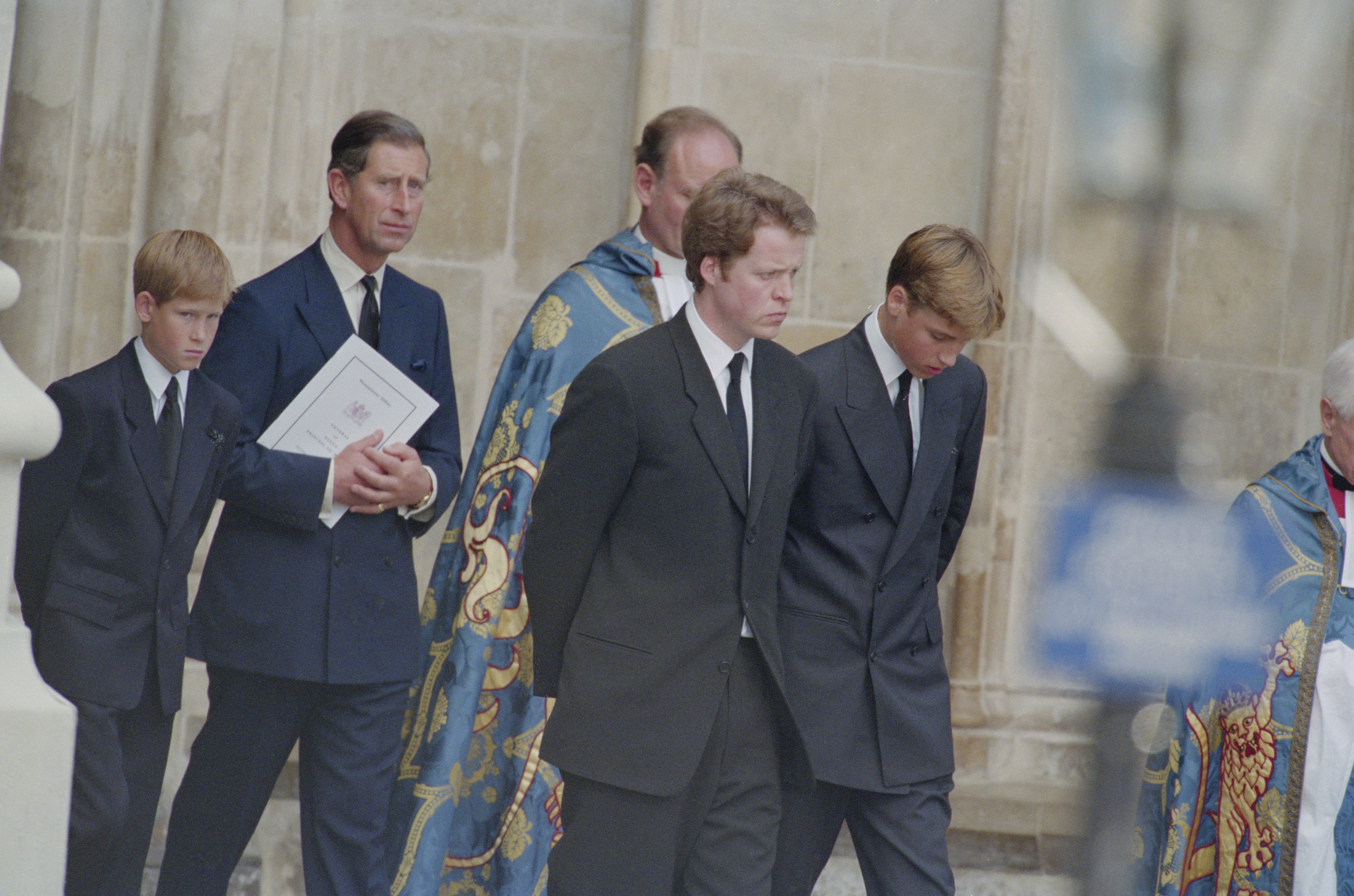 Le prince Harry, le prince Charles, le comte Spencer et le prince William à l'abbaye de Westminster pour les funérailles de la princesse Diana le 6 septembre 1997 | Source : Getty Images