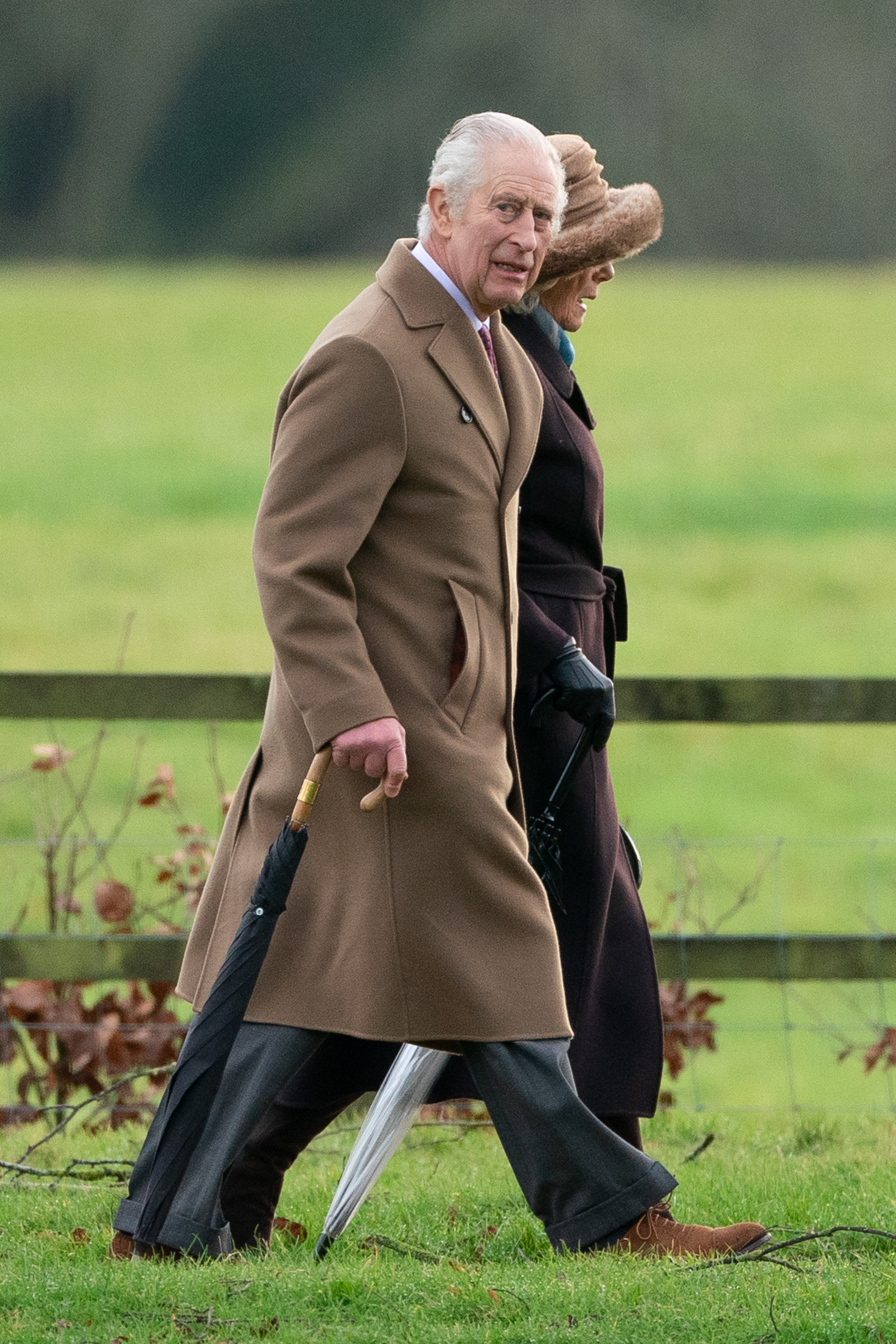 Le roi Charles III et la reine Camilla arrivant pour le service religieux du dimanche à l'église St Mary Magdalene à Sandringham, Norfolk, le 4 février 2024 | Source : Getty Images