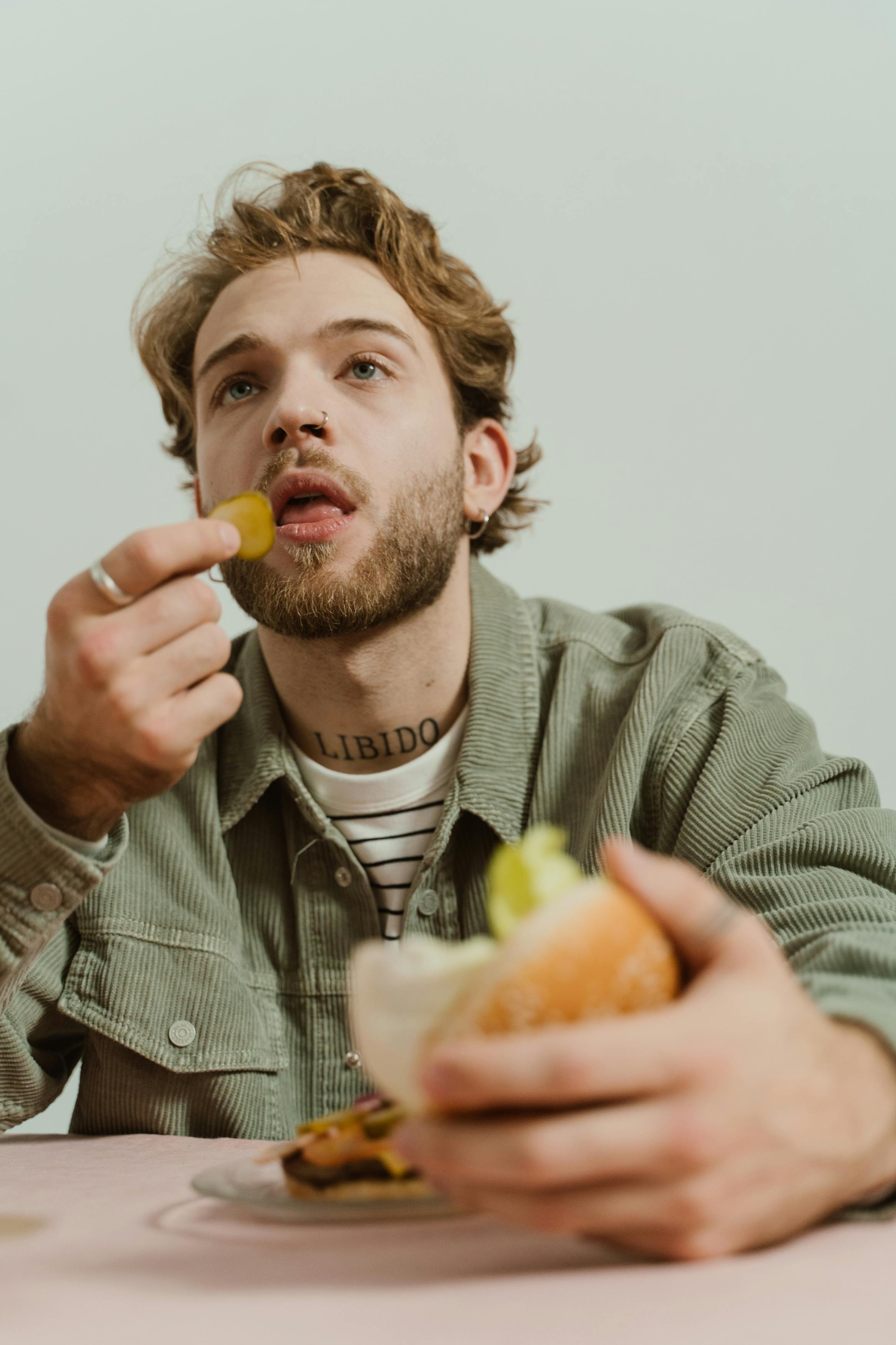 Un homme en train de manger | Source : Pexels