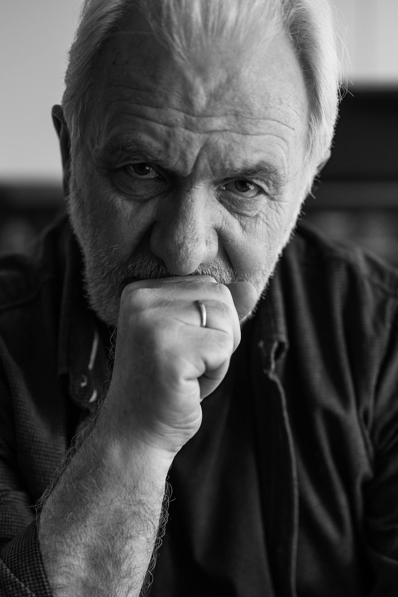 Plan en niveaux de gris d'un homme âgé découragé | Source : Pexels
