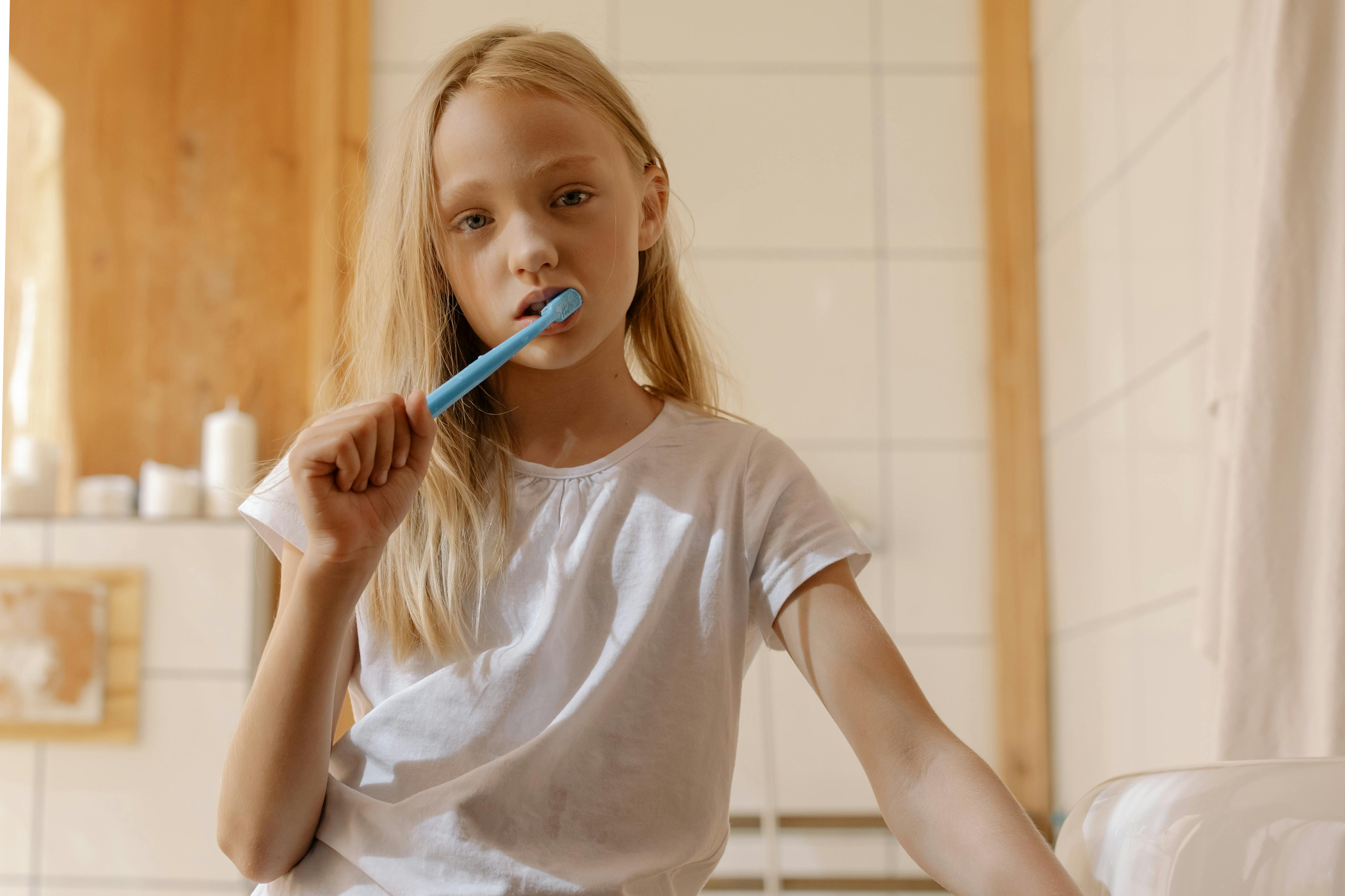 Une petite fille qui se brosse les dents | Source : Pexels