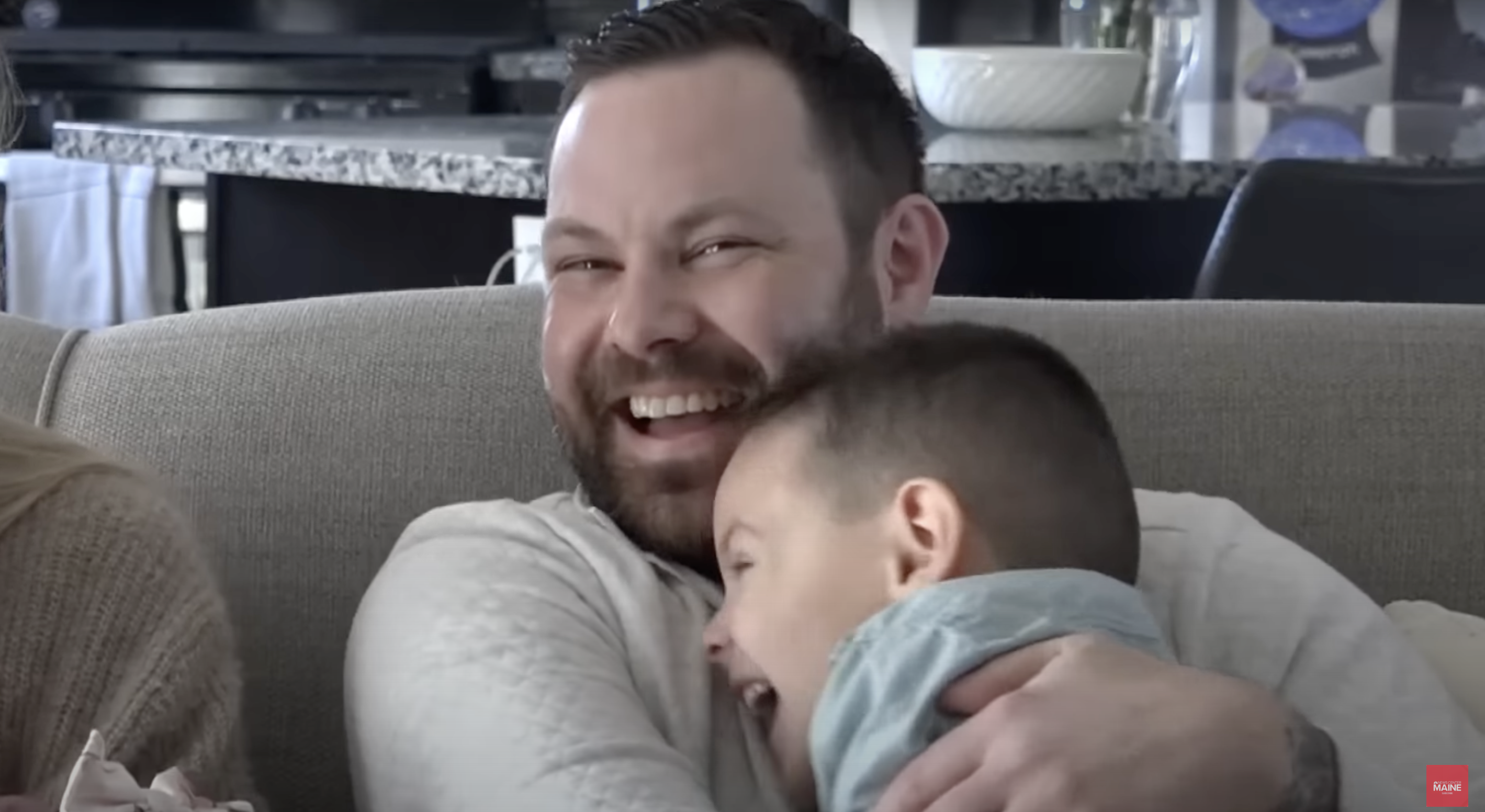 Andrew Clark avec son fils, Cameron Clark | Source : YouTube.com/NEWS CENTER Maine