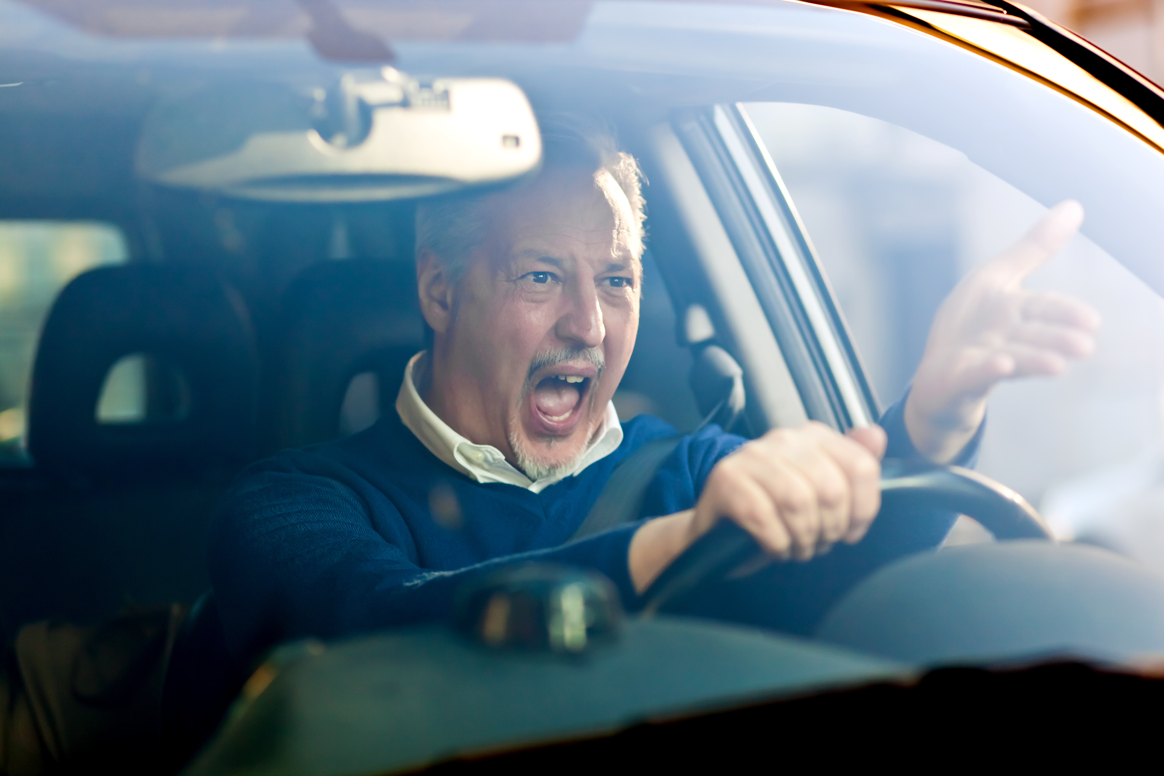 Homme en colère dans une voiture | Source : Shutterstock
