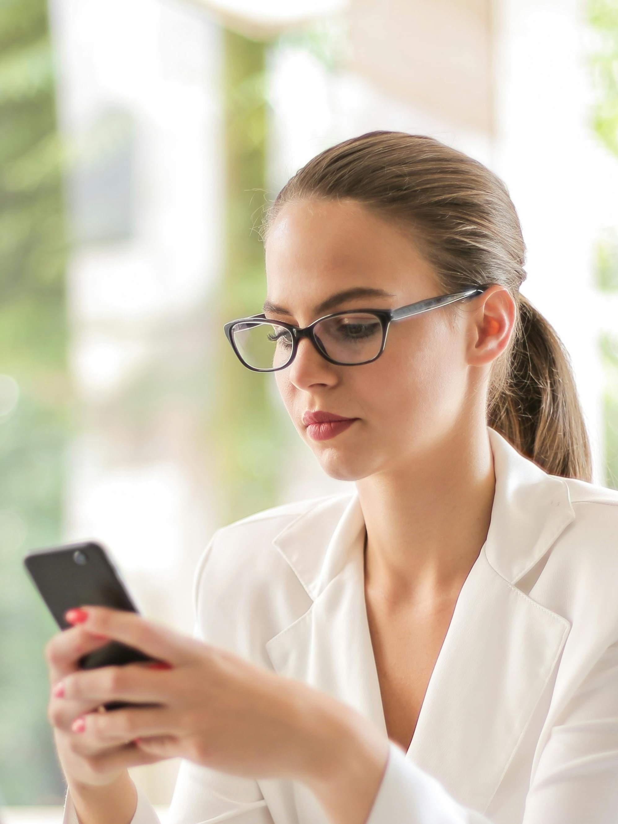 Une femme sur son téléphone | Source : Pexels