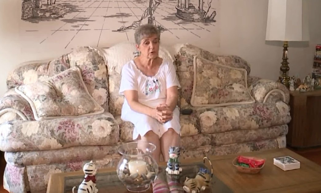Nancy Segula de Garfield Heights dans l'Ohio. Une femme de 79 ans qui est allée en prison pour avoir nourri des chats errants. | Image: YouTube / FOX 8 Nouvelles Cleveland