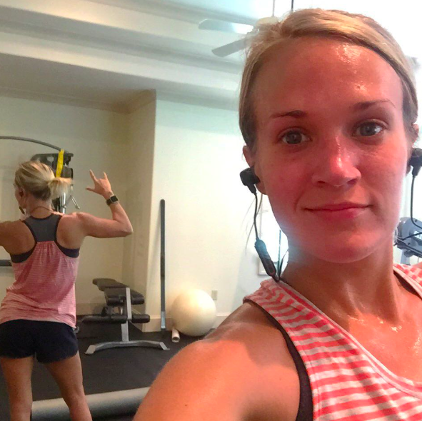 Un selfie de Carrie Underwood sans maquillage pris à la salle de sport, publié le 25 août 2016. | Source : Instagram/carrieunderwood
