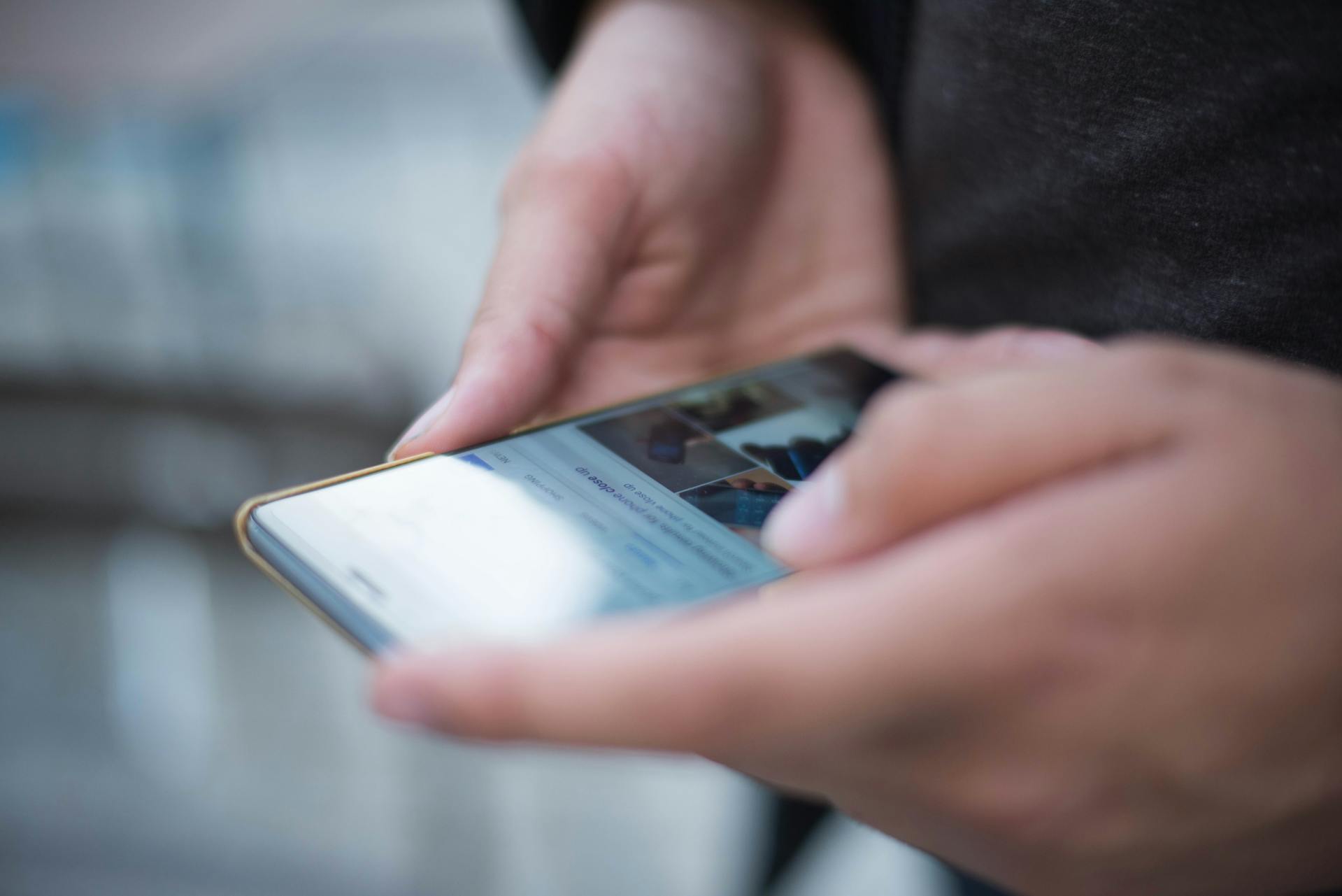 Une femme tenant son téléphone | Source : Pexels