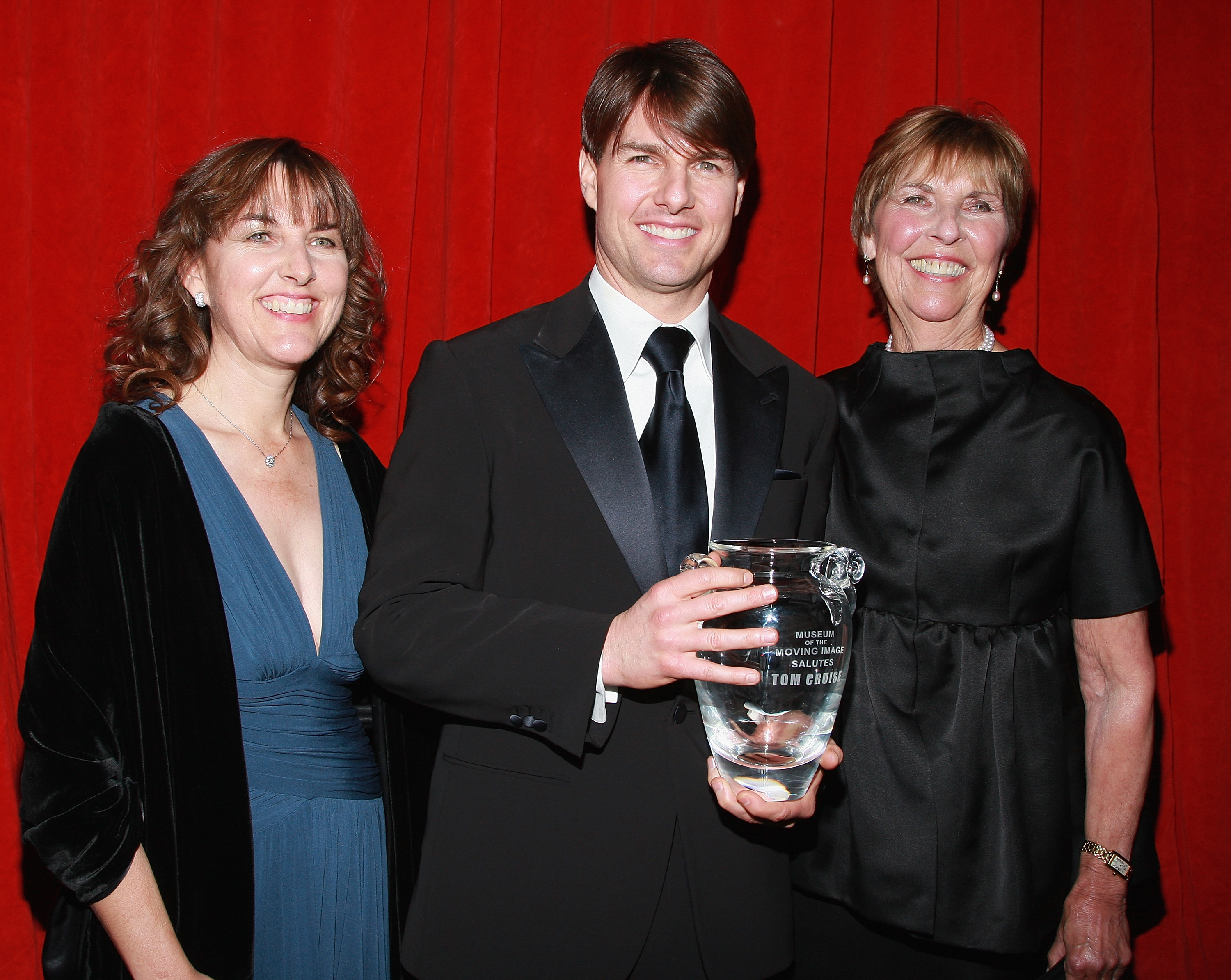 Lee Anne DeVette, Tom Cruise et Mary Lee Pfeiffer lors de la 23e cérémonie annuelle de remise des prix du Museum of the Moving Image à New York, 2007 | Source : Getty Images