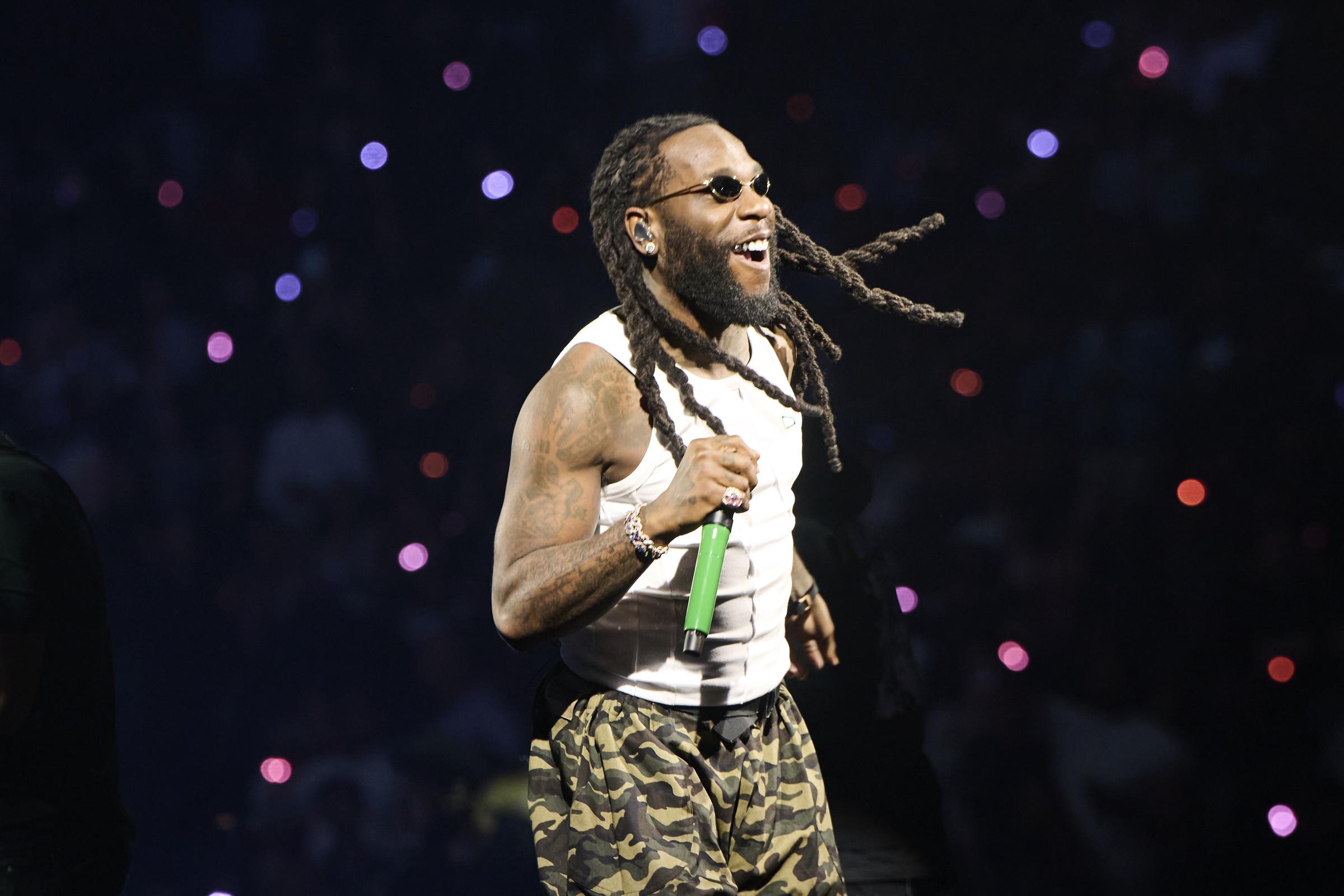 Burna Boy se produit à la Scotiabank Arena le 17 décembre 2025 à Toronto, en Ontario I Source : Getty Images