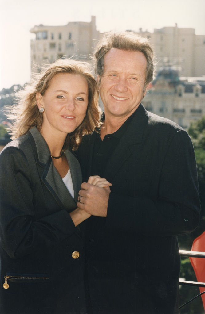 Yves Rénier et sa femme Karine à Monaco en février 1998. | Photo : Getty Images