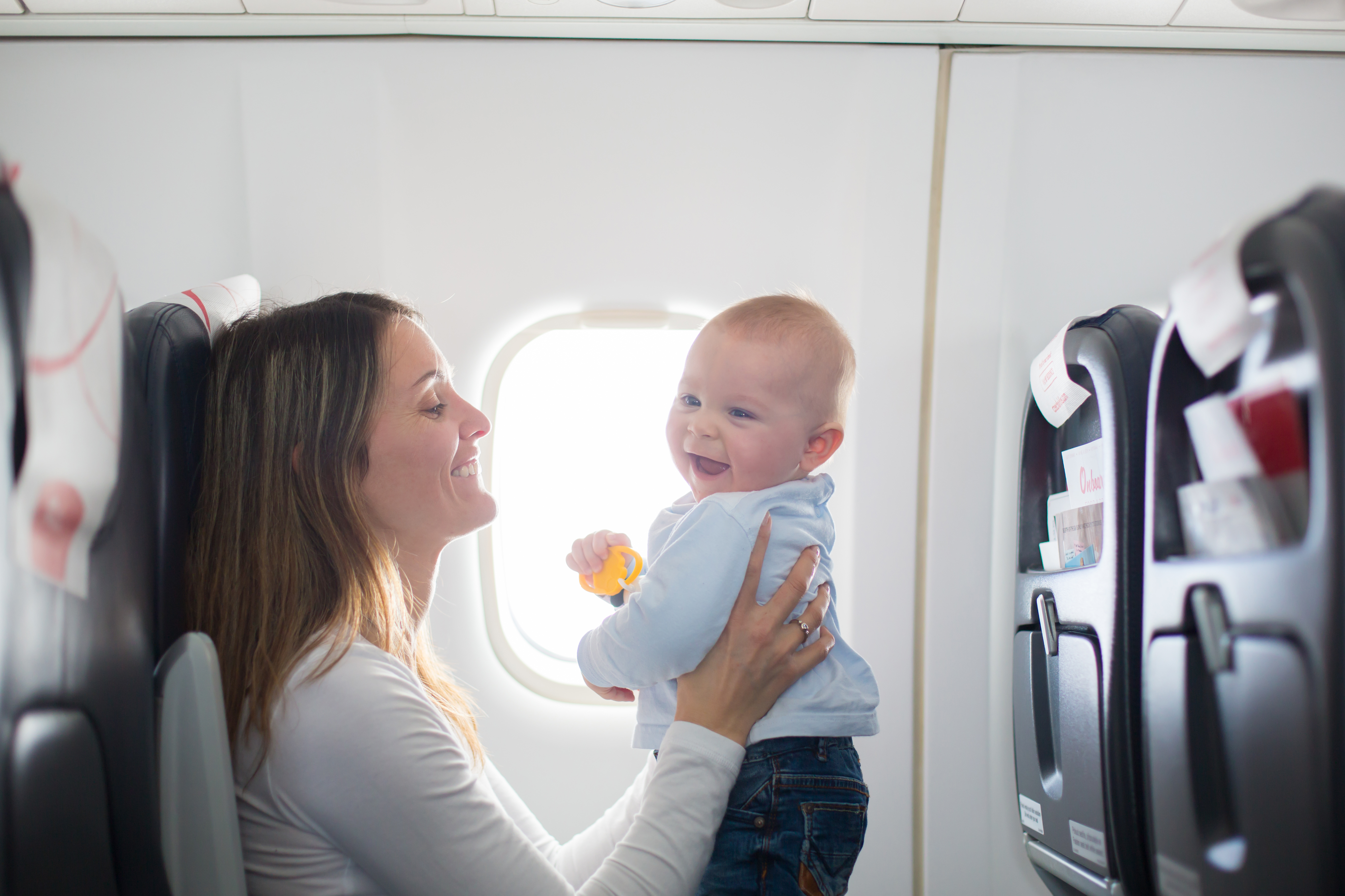 Une femme tenant un bébé dans un avion | Source : Shutterstock