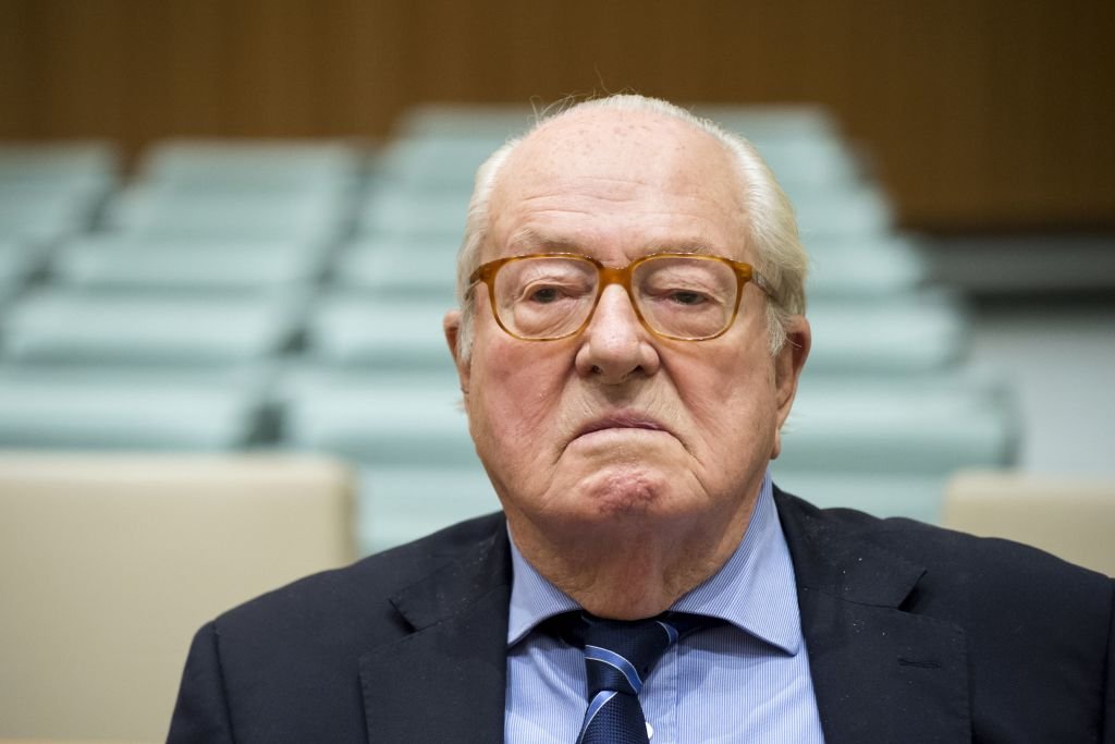  Jean-Marie Le Pen waits prior to appearing before the Court of Justice of the European Union over accusations of misuse of European parliament funds, on November 23, 2017. | Photo : Getty Images