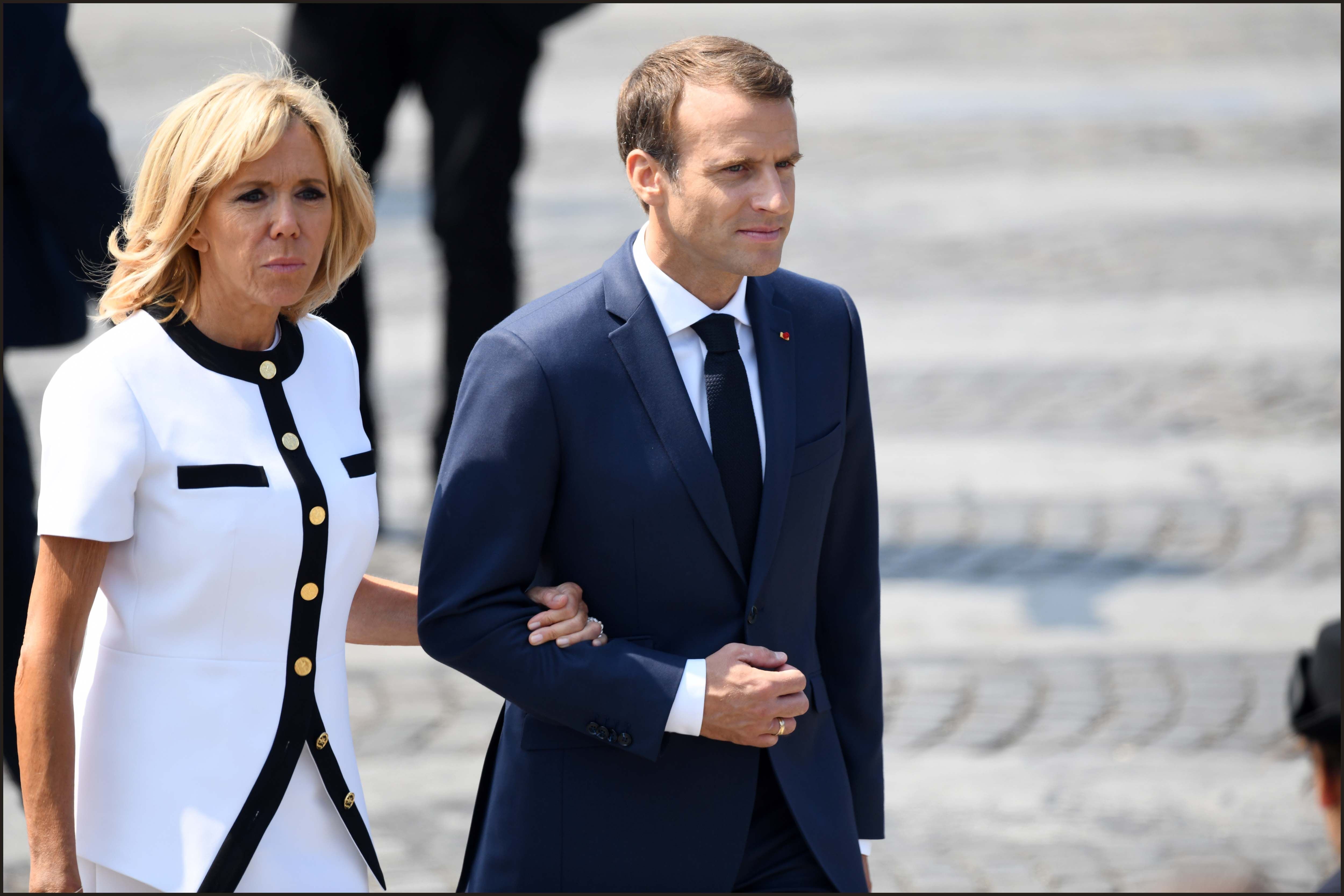 Emmanuel Macron  et son épouse Brigitte Macron, assistent au Défilé militaire à l'occasion de la fête nationale à Paris, France. | Photo : Getty Images